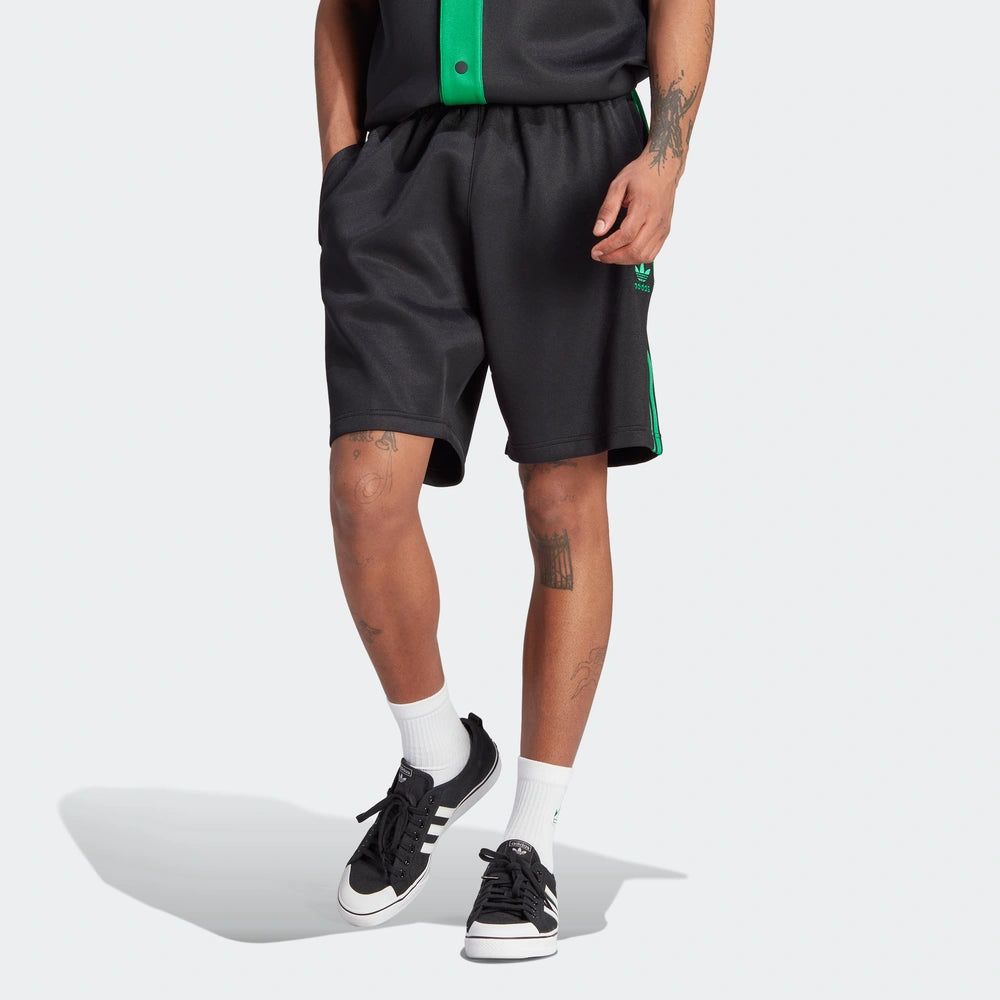 "Adidas Classics Shorts, Black/Green (Schwarz/Grün), weiches Material (vermutlich Baumwolle), sportliche Shorts mit grünen Akzenten und Logo."