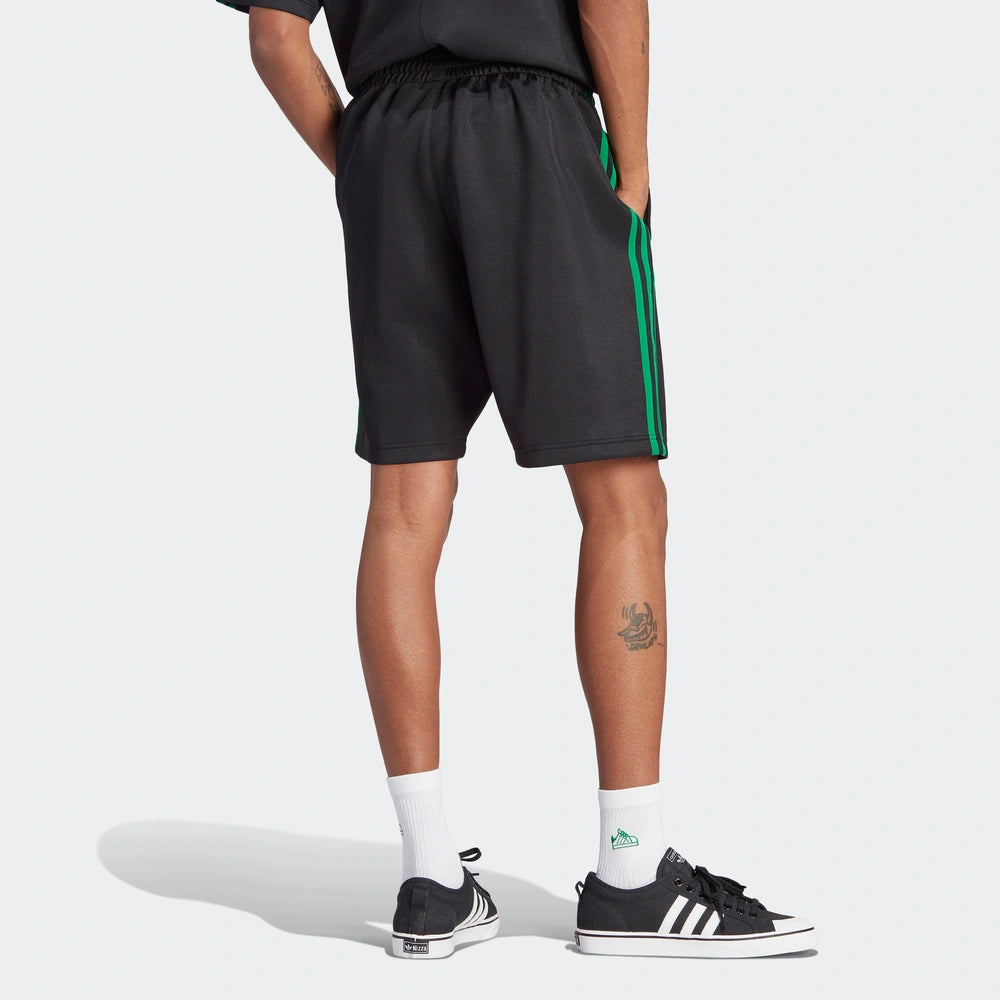 "Adidas Classics Shorts, Black/Green (Schwarz/Grün), weiches Material (vermutlich Baumwolle), sportliche Shorts mit grünen Akzenten und Logo."