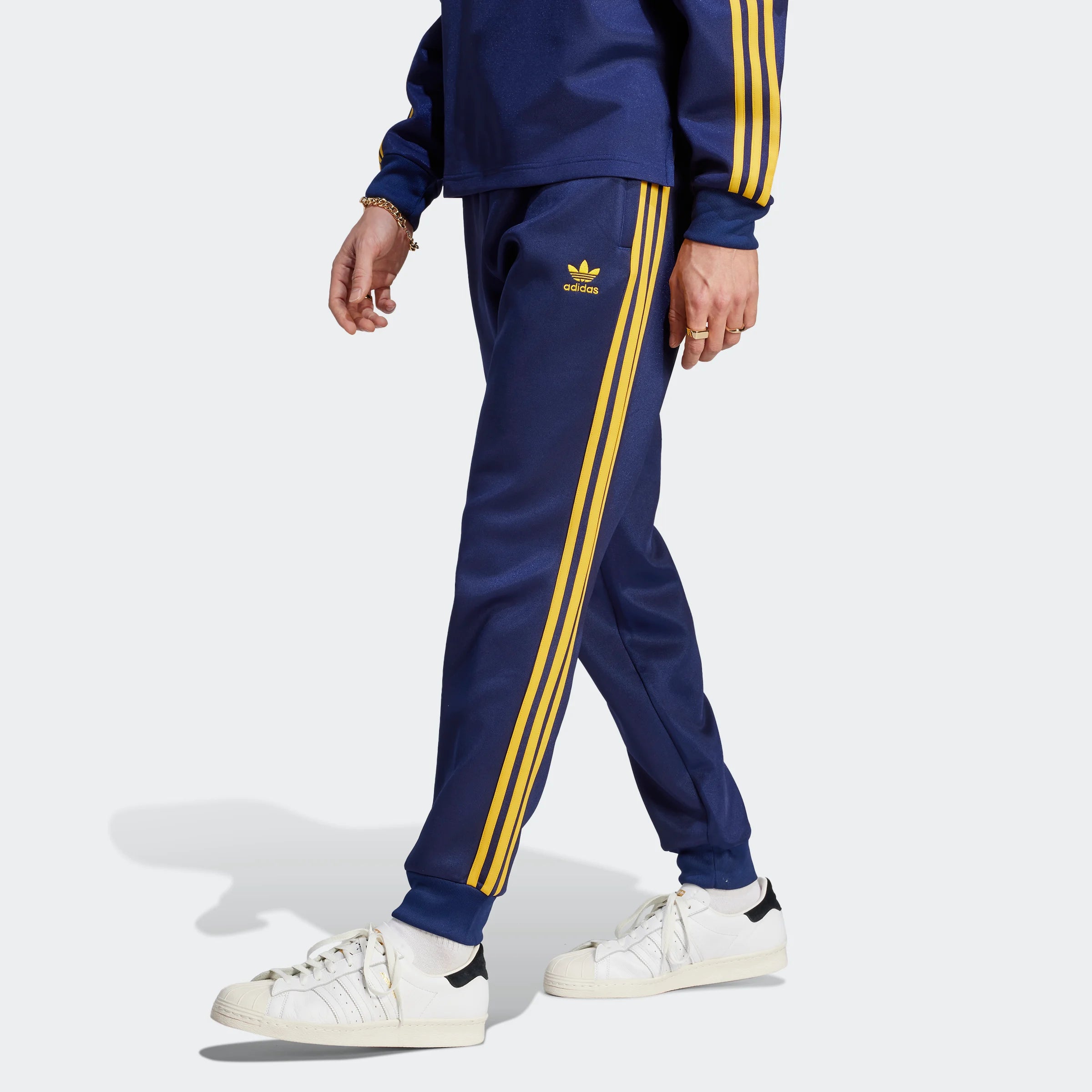 "Adidas Classics+ SST Track Pants, IJ6998, aus Polyester/Baumwolle, schmal geschnitten, klassische adidas Trainingshose mit Streifen."