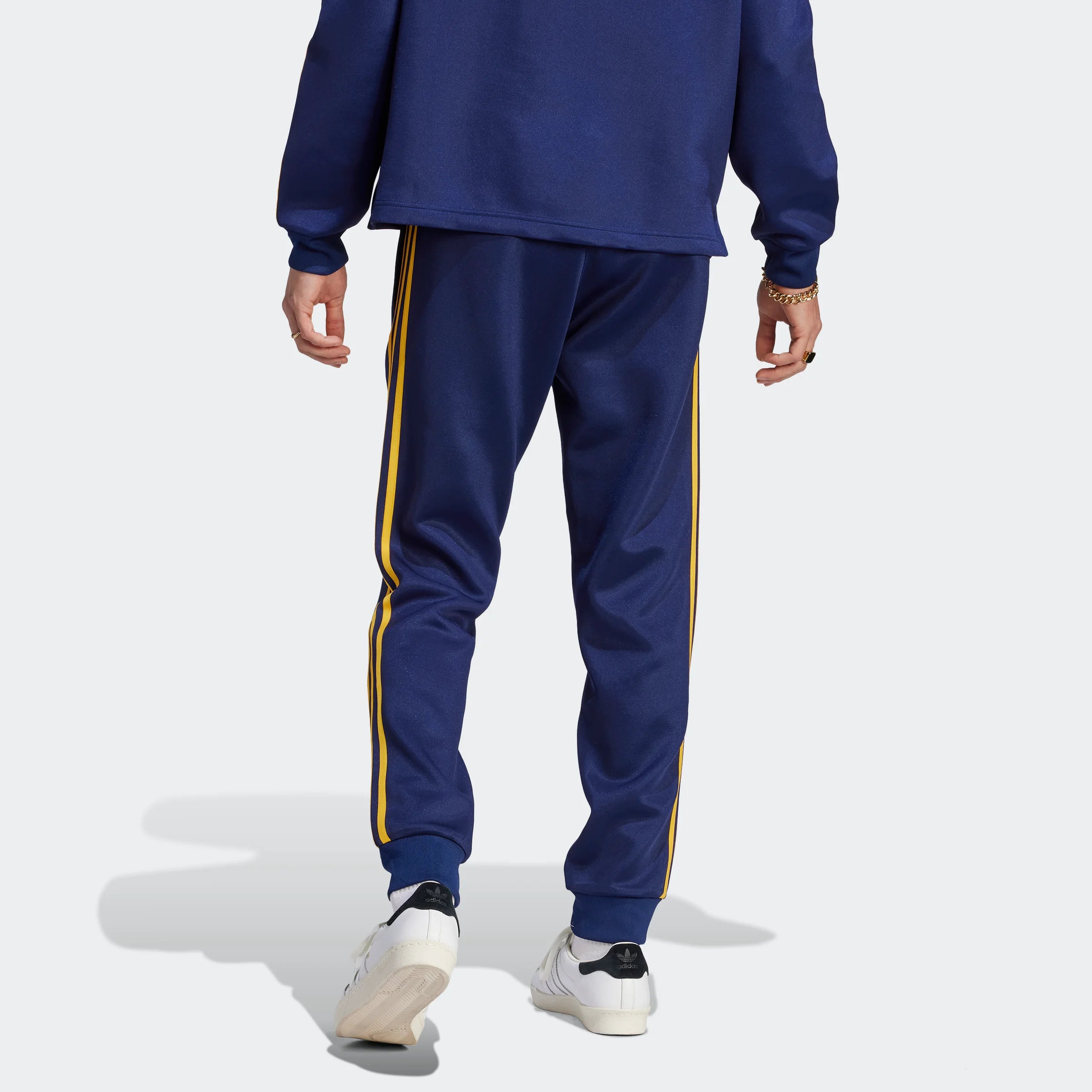 "Adidas Classics+ SST Track Pants, IJ6998, aus Polyester/Baumwolle, schmal geschnitten, klassische adidas Trainingshose mit Streifen."