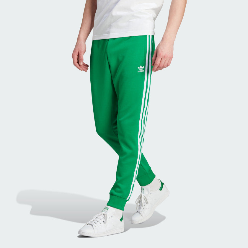 "Adidas Classics SST Track Pants in Grün, IK3515, aus Polyester/Baumwolle, schmal geschnitten, klassische adidas Trainingshose mit Streifen."