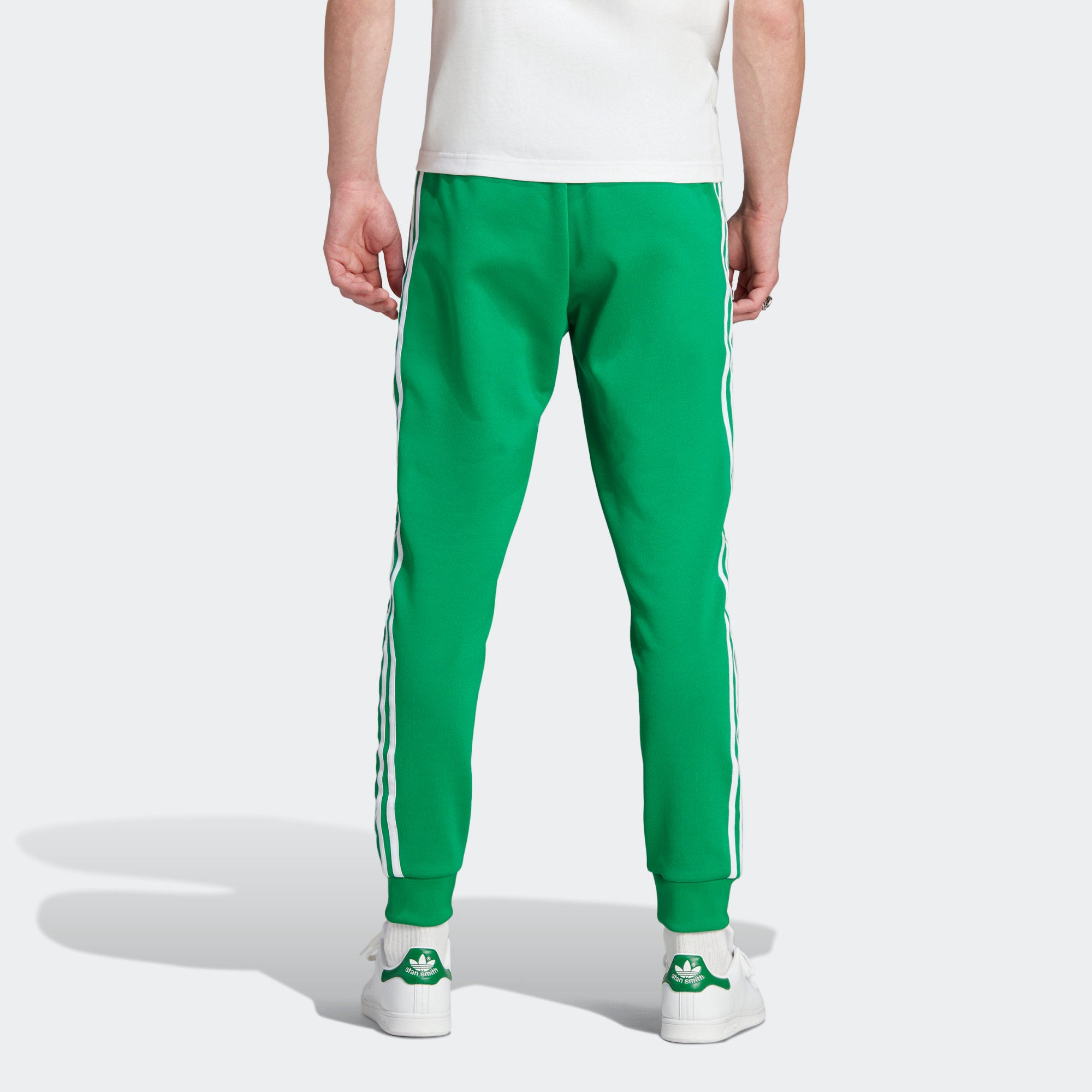 "Adidas Classics SST Track Pants in Grün, IK3515, aus Polyester/Baumwolle, schmal geschnitten, klassische adidas Trainingshose mit Streifen."