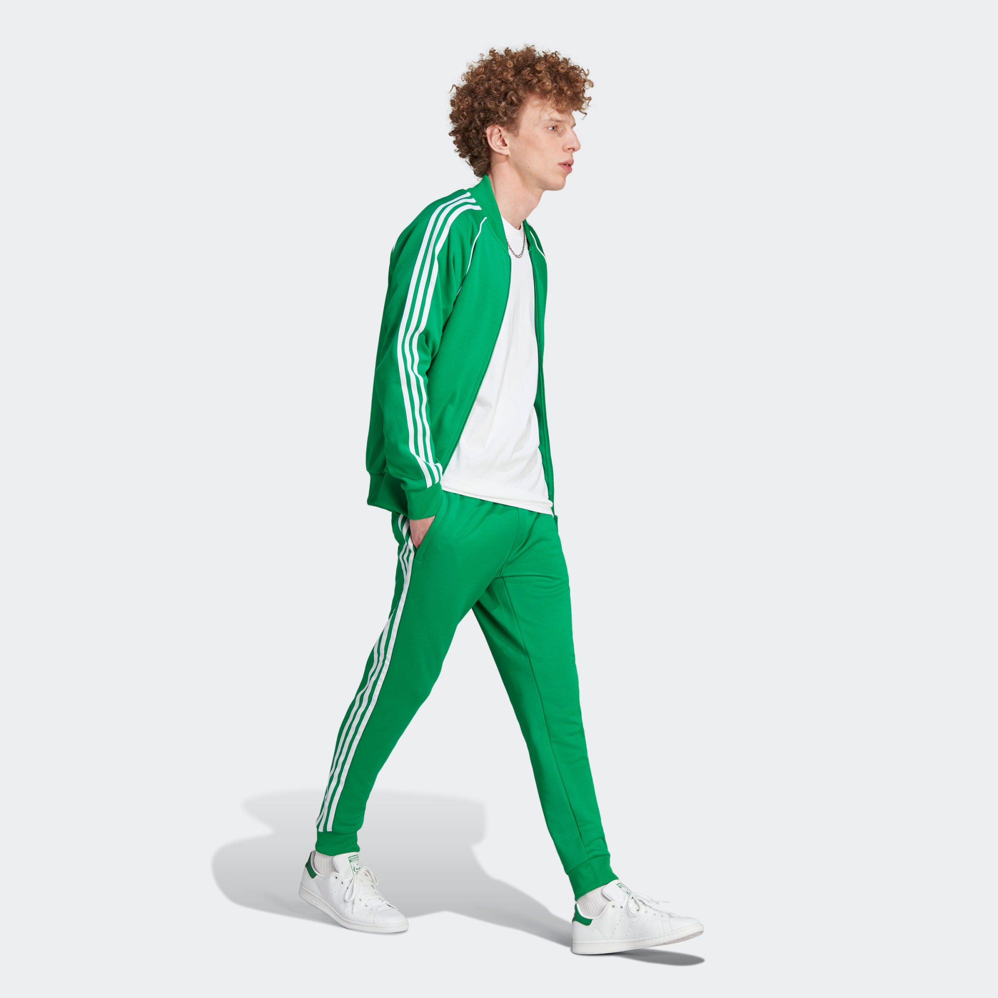 "Adidas Classics SST Track Pants in Grün, IK3515, aus Polyester/Baumwolle, schmal geschnitten, klassische adidas Trainingshose mit Streifen."
