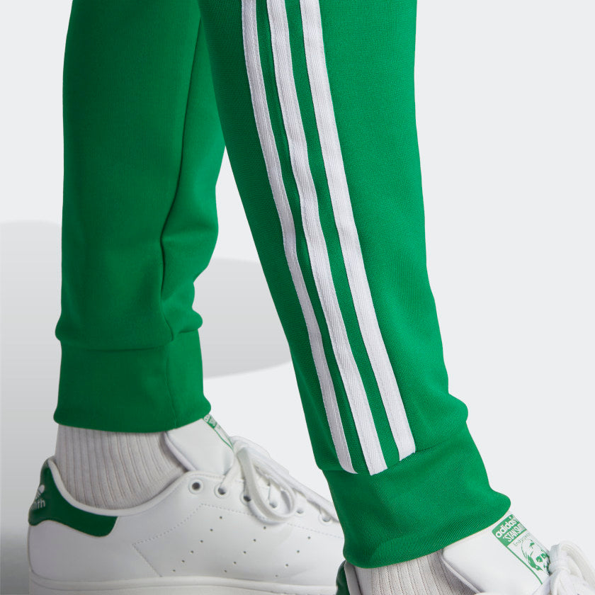 "Adidas Classics SST Track Pants in Grün, IK3515, aus Polyester/Baumwolle, schmal geschnitten, klassische adidas Trainingshose mit Streifen."