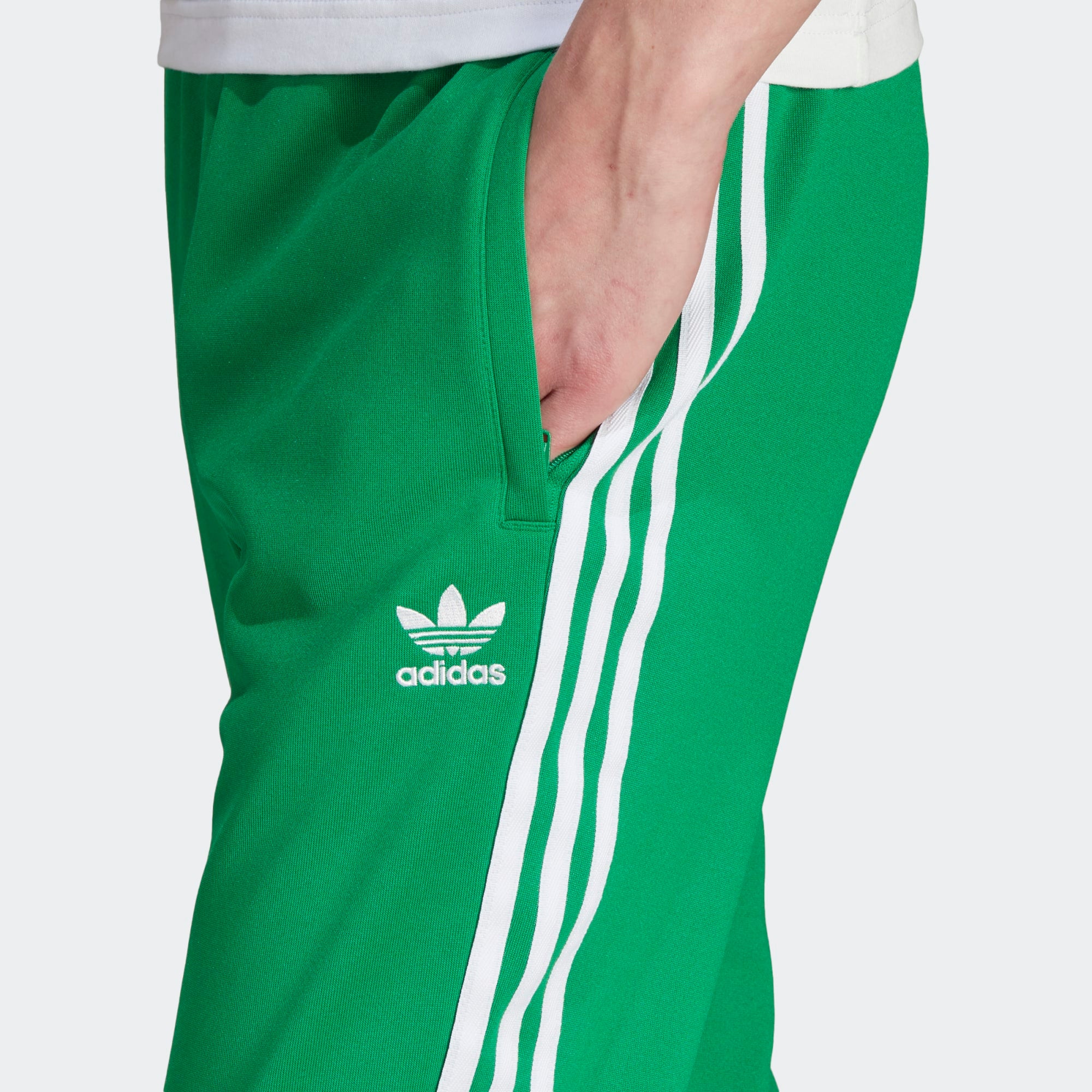 "Adidas Classics SST Track Pants in Grün, IK3515, aus Polyester/Baumwolle, schmal geschnitten, klassische adidas Trainingshose mit Streifen."