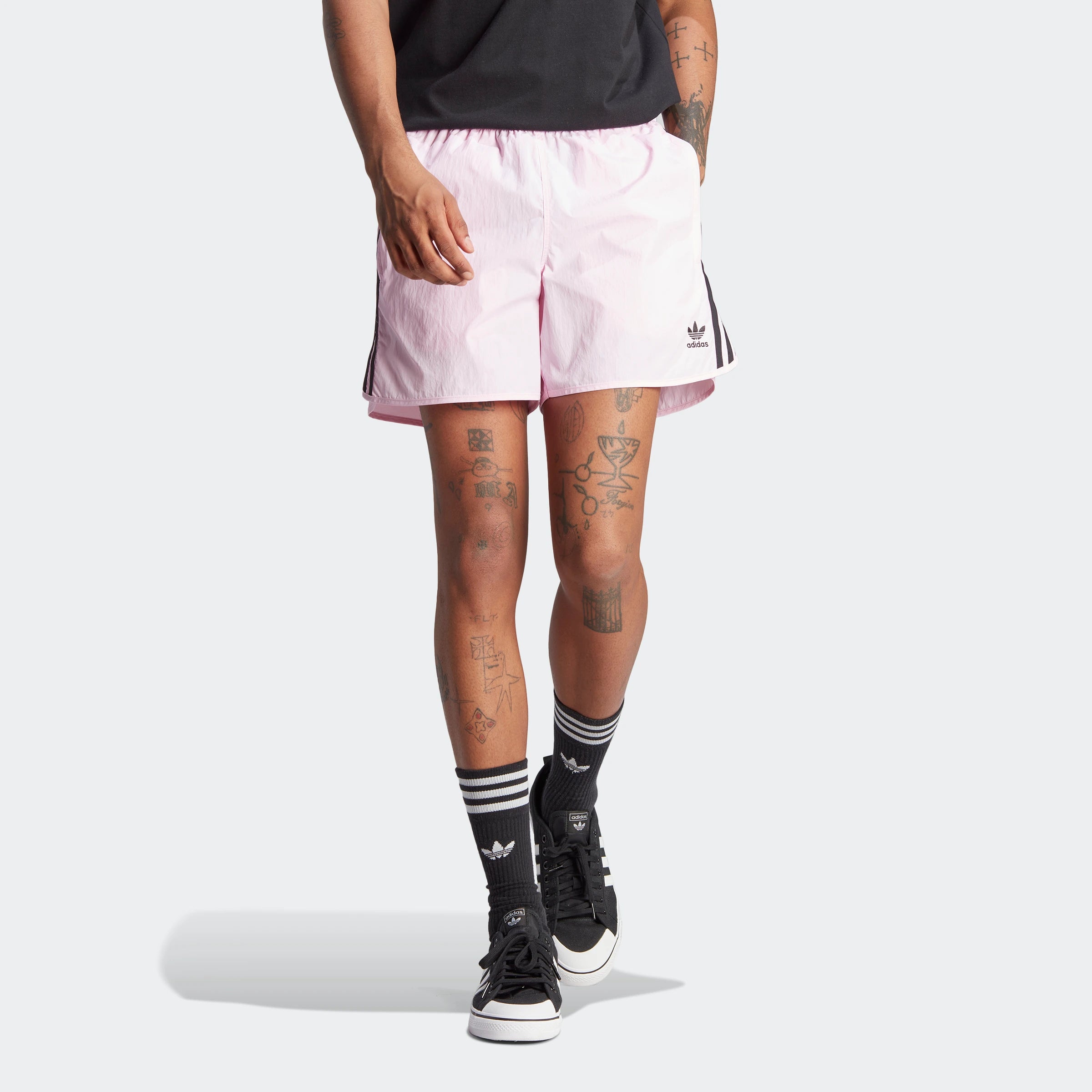 "Rosafarbene Adidas Sprinter Shorts mit schwarzen Details. Kurze, sportliche Hose mit elastischem Bund und kleinem Adidas Logo am Bein."