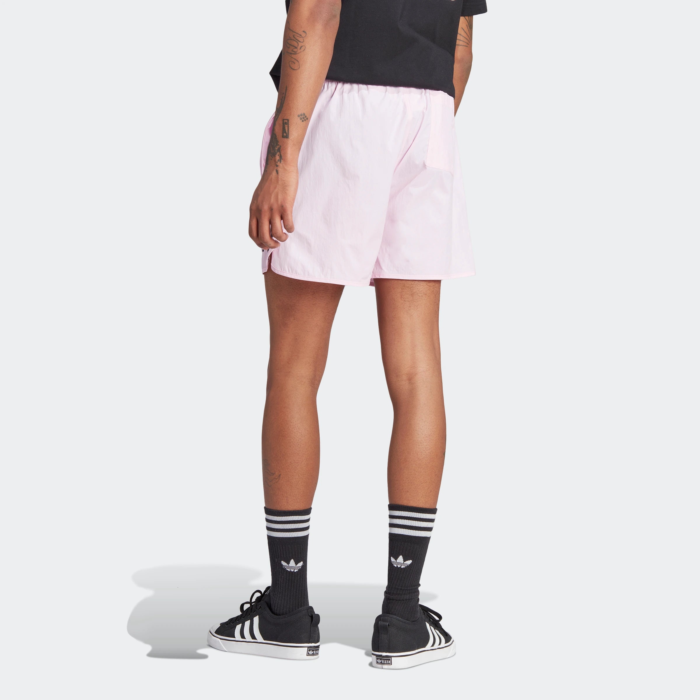"Rosafarbene Adidas Sprinter Shorts mit schwarzen Details. Kurze, sportliche Hose mit elastischem Bund und kleinem Adidas Logo am Bein."