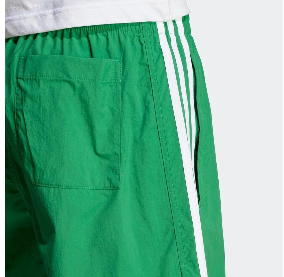 "Adidas Classics Sprinter Shorts. Kurze, grüne Shorts aus recyceltem Polyester, mit elastischem Bund, drei weißen Seitenstreifen und gesticktem Trefoil-Logo bei Stickabush Berlin."