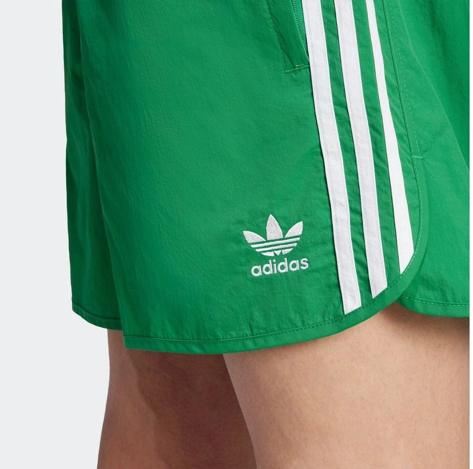 "Adidas Classics Sprinter Shorts. Kurze, grüne Shorts aus recyceltem Polyester, mit elastischem Bund, drei weißen Seitenstreifen und gesticktem Trefoil-Logo bei Stickabush Berlin."