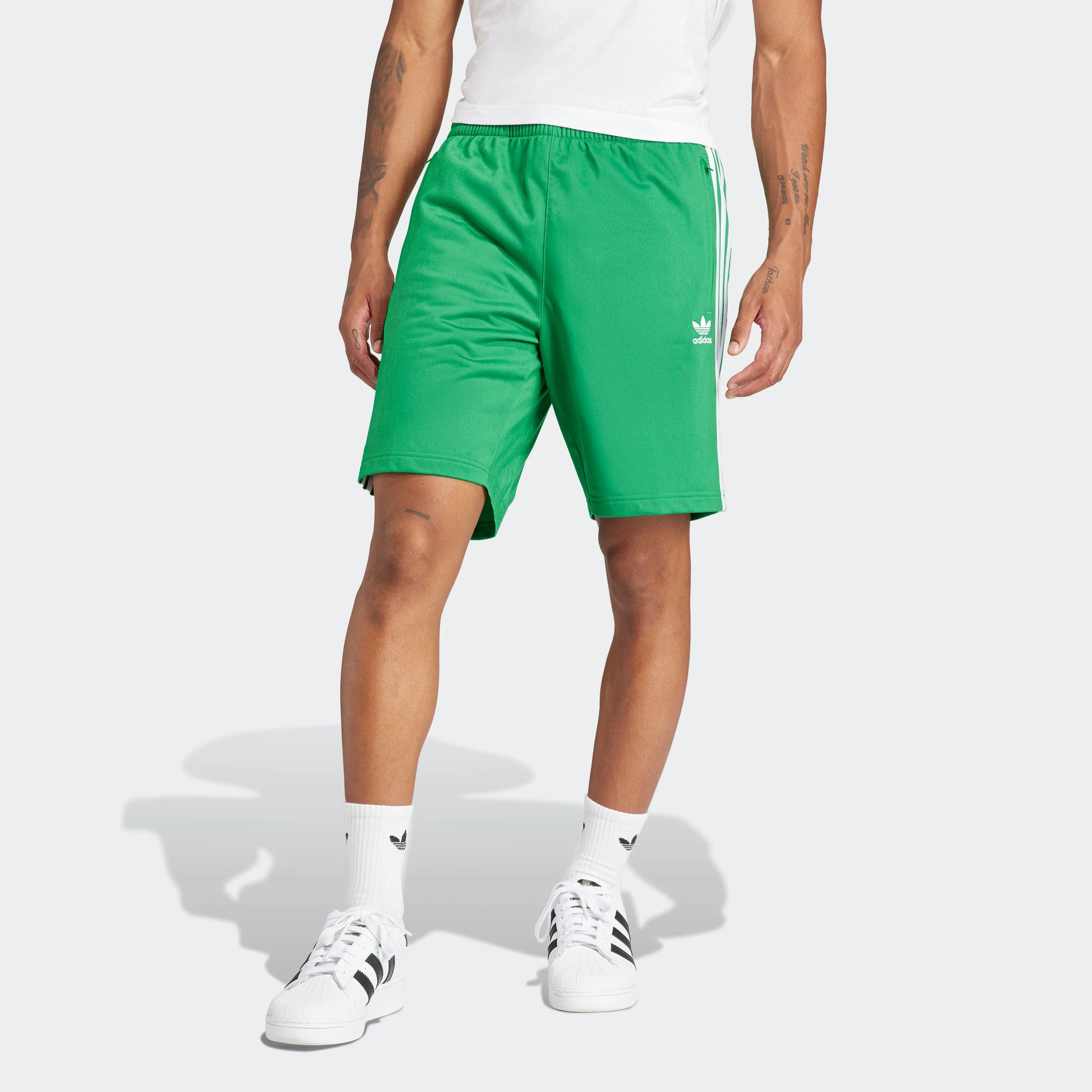 "Adidas Classics Firebird Shorts in Grün/Weiß, IM9420, adidas shorts aus Polyester-Mischung, klassische Trainingsshorts mit Streifen, Reißverschlusstaschen."