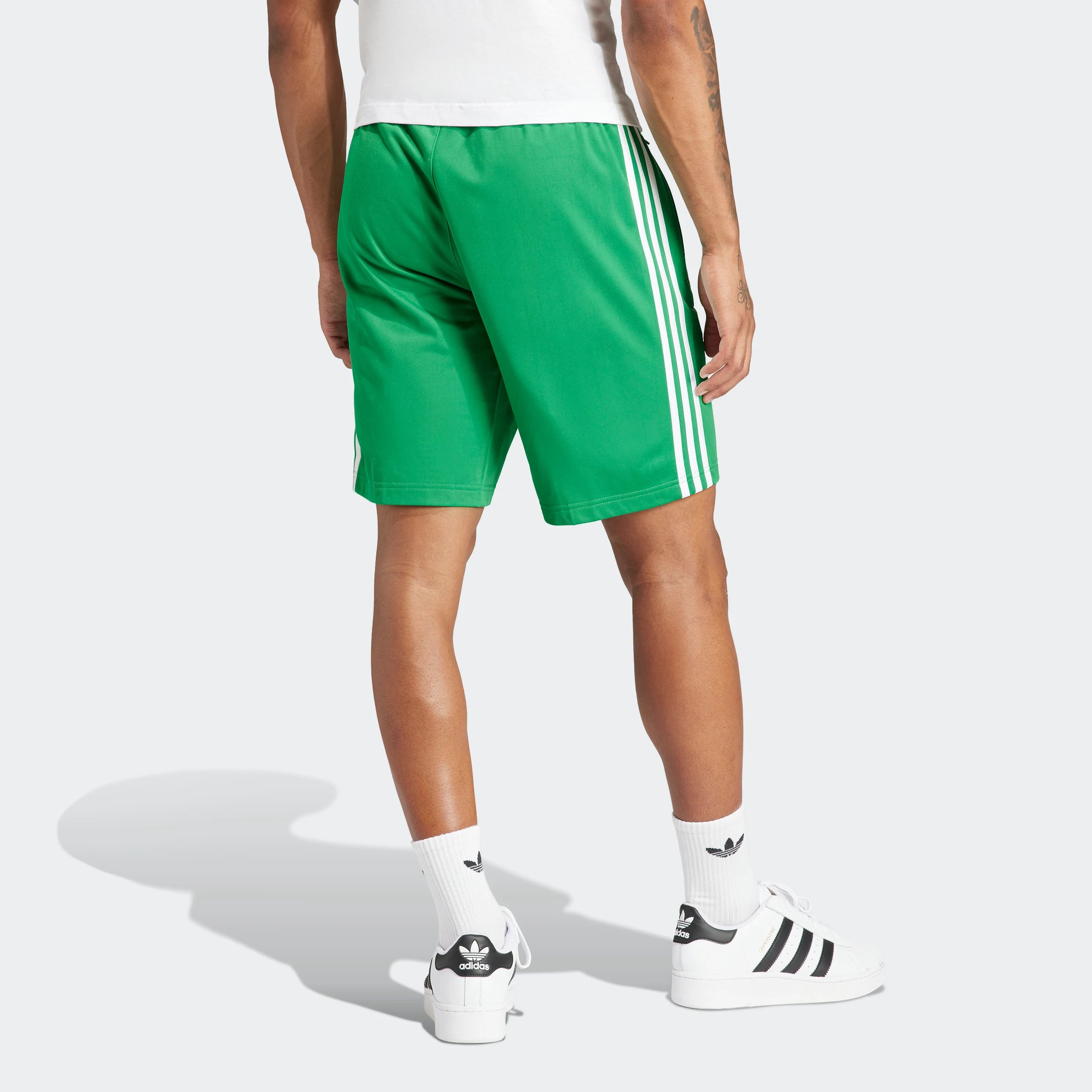 "Adidas Classics Firebird Shorts in Grün/Weiß, IM9420, adidas shorts aus Polyester-Mischung, klassische Trainingsshorts mit Streifen, Reißverschlusstaschen."