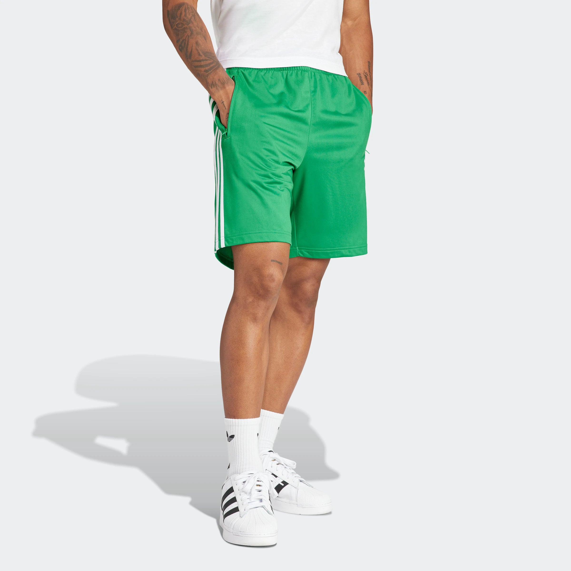 "Adidas Classics Firebird Shorts in Grün/Weiß, IM9420, adidas shorts aus Polyester-Mischung, klassische Trainingsshorts mit Streifen, Reißverschlusstaschen."