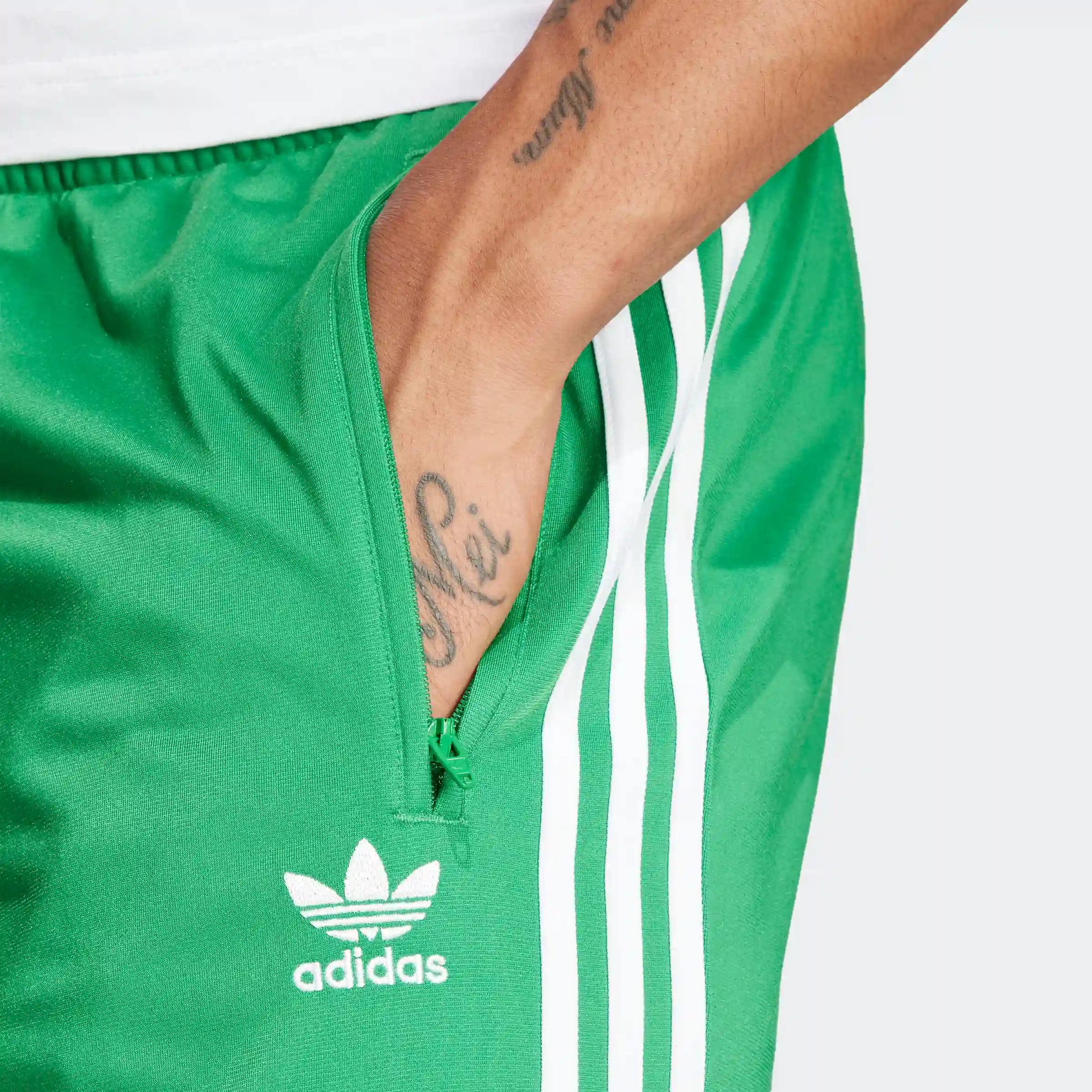 "Adidas Classics Firebird Shorts in Grün/Weiß, IM9420, adidas shorts aus Polyester-Mischung, klassische Trainingsshorts mit Streifen, Reißverschlusstaschen."