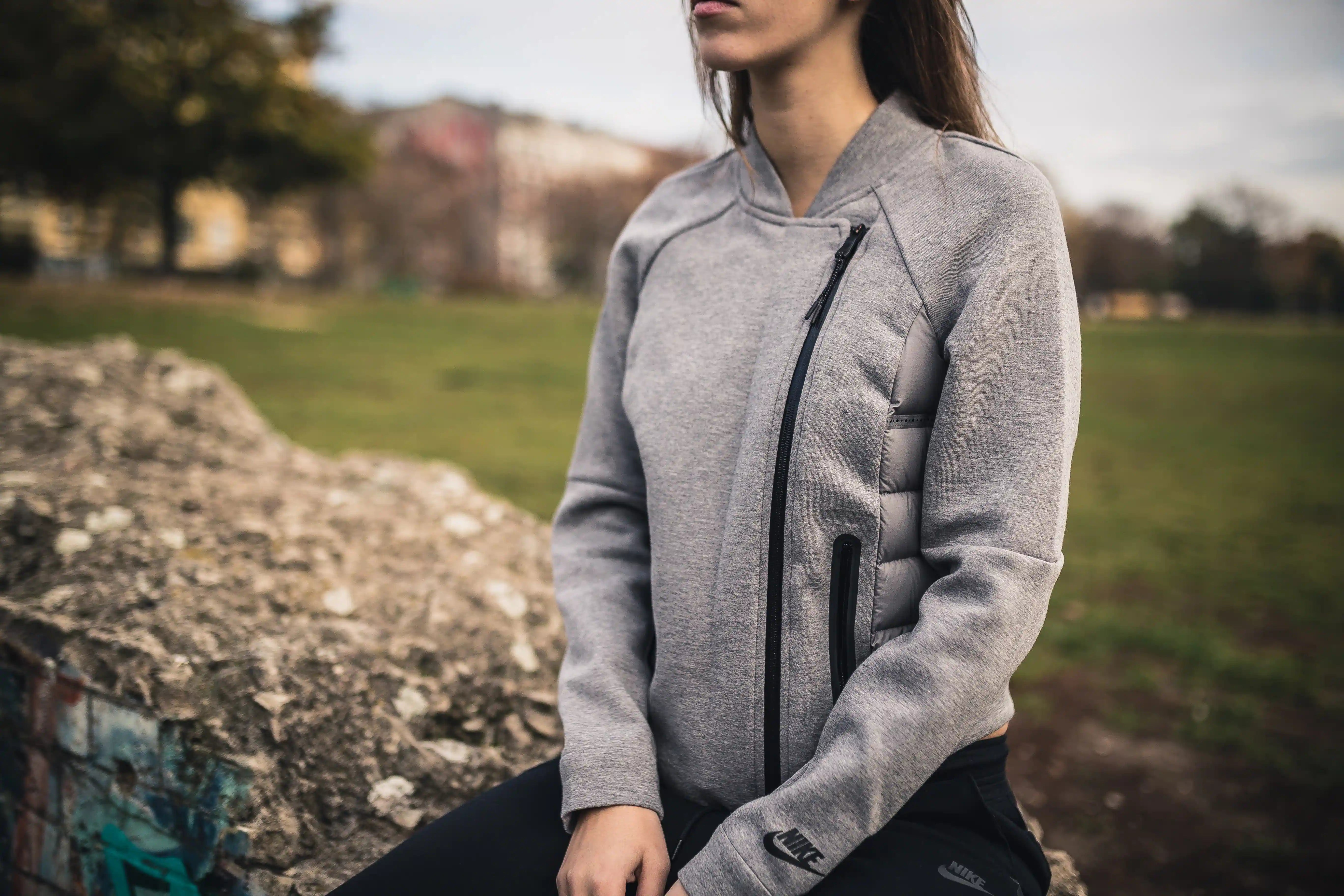 Female Model von Stickabush in Nike Sportswear Tech Fleece Jacke – im modernen Streetwear-Look.