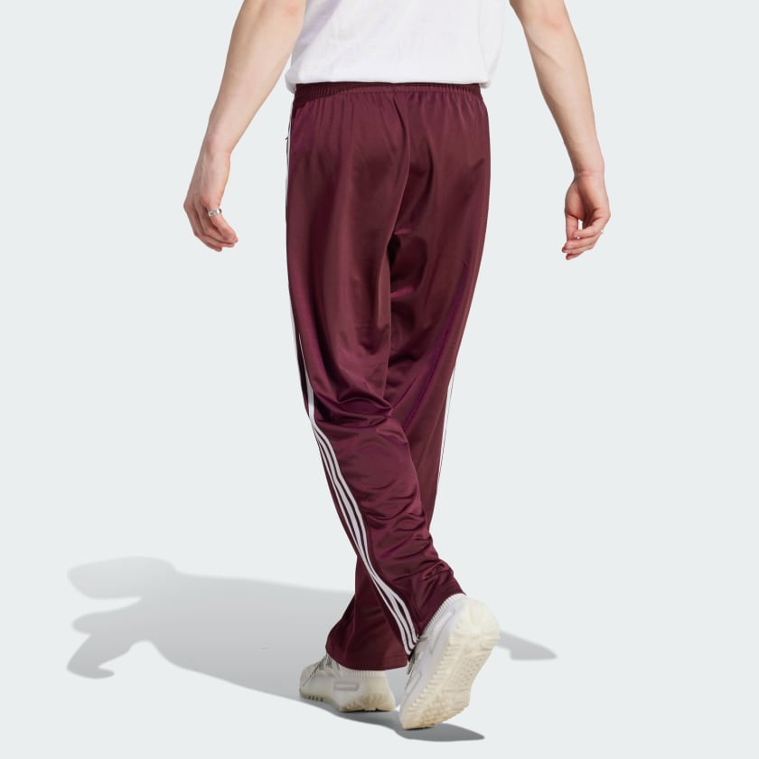 "Adidas Classics Firebird Track Pants in Maroon/Weiß, IN4678, adidas Trainingshose aus Polyester-Mischung, klassische Trainingshose mit Streifen, Reißverschlusstaschen."