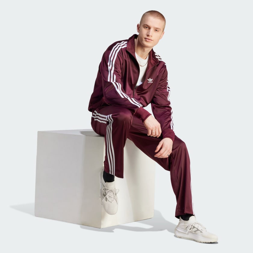 "Adidas Classics Firebird Track Pants in Maroon/Weiß, IN4678, adidas Trainingshose aus Polyester-Mischung, klassische Trainingshose mit Streifen, Reißverschlusstaschen."