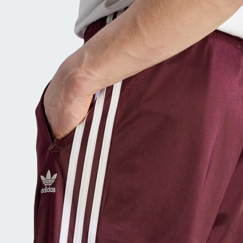 "Adidas Classics Firebird Track Pants in Maroon/Weiß, IN4678, adidas Trainingshose aus Polyester-Mischung, klassische Trainingshose mit Streifen, Reißverschlusstaschen."