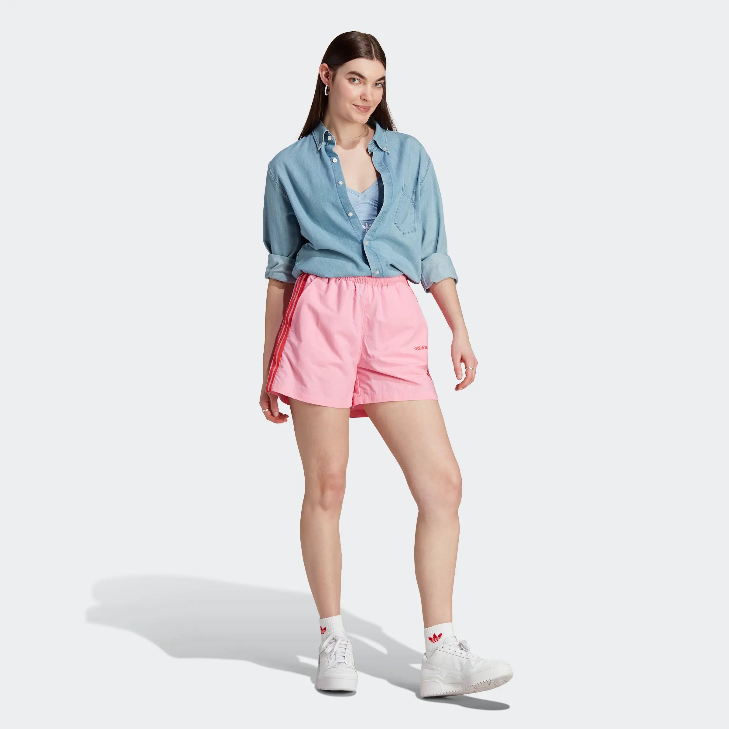 "Adidas Island Club Shorts W, Semi Pink (rosa), leichtes Material (vermutlich recyceltes Polyester), sportliche Damenshorts mit dezentem Muster oder Struktur."