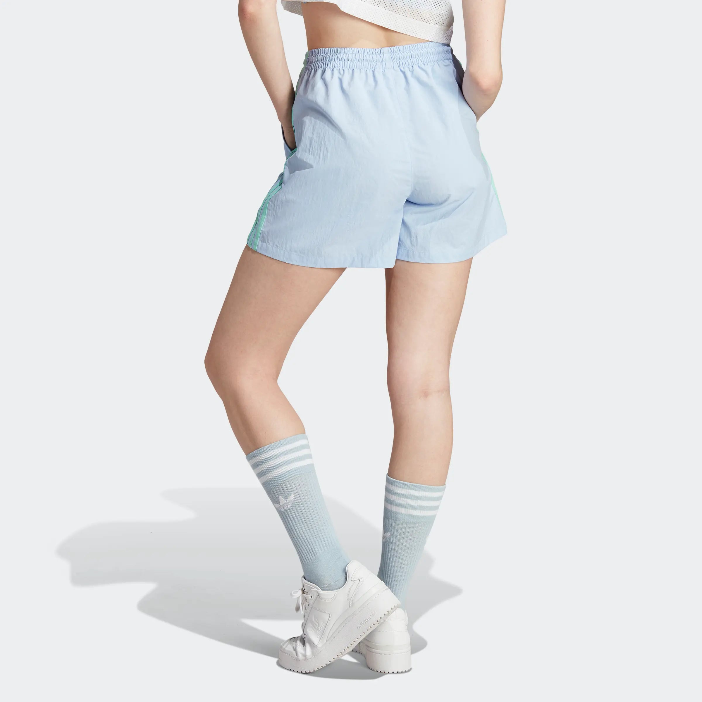 "Adidas Island Club Shorts W, Blue Dawn (hellblau), leichtes Material (vermutlich recyceltes Polyester), sportliche Damenshorts mit dezentem Muster oder Struktur."
