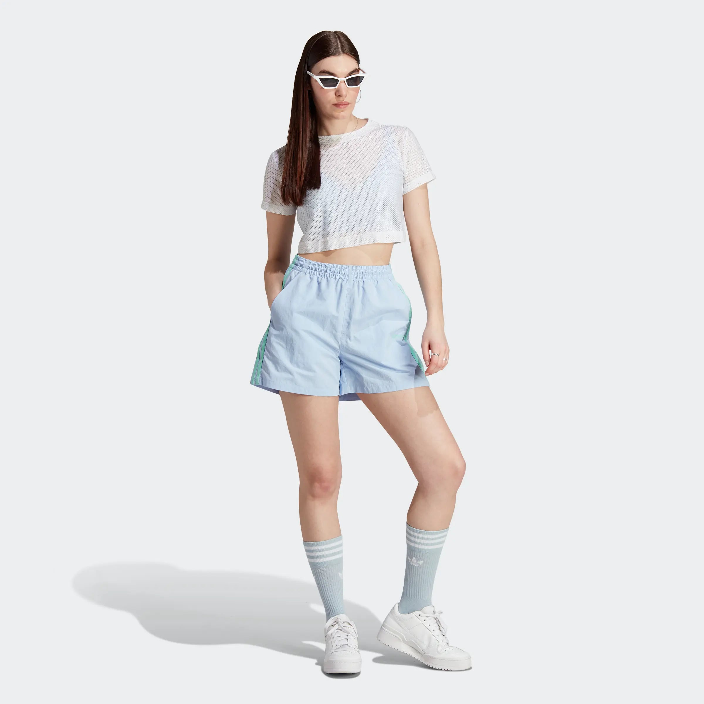 "Adidas Island Club Shorts W, Blue Dawn (hellblau), leichtes Material (vermutlich recyceltes Polyester), sportliche Damenshorts mit dezentem Muster oder Struktur."