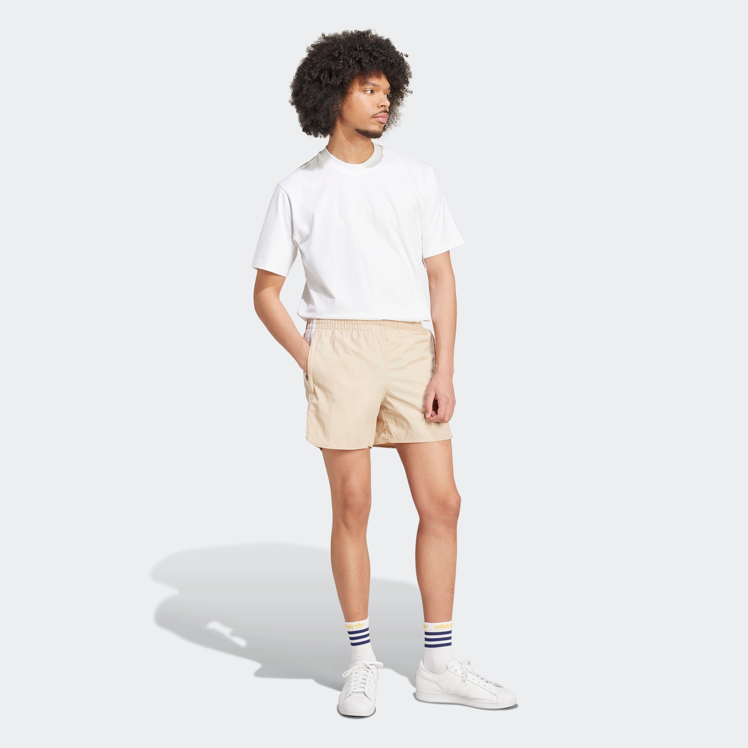 “Beige Adidas Classics Sprinter Shorts. Schlichtes Design, leichtes Material, seitliche 3 Streifen in Weiß, elastischer Bund mit Kordelzug.“