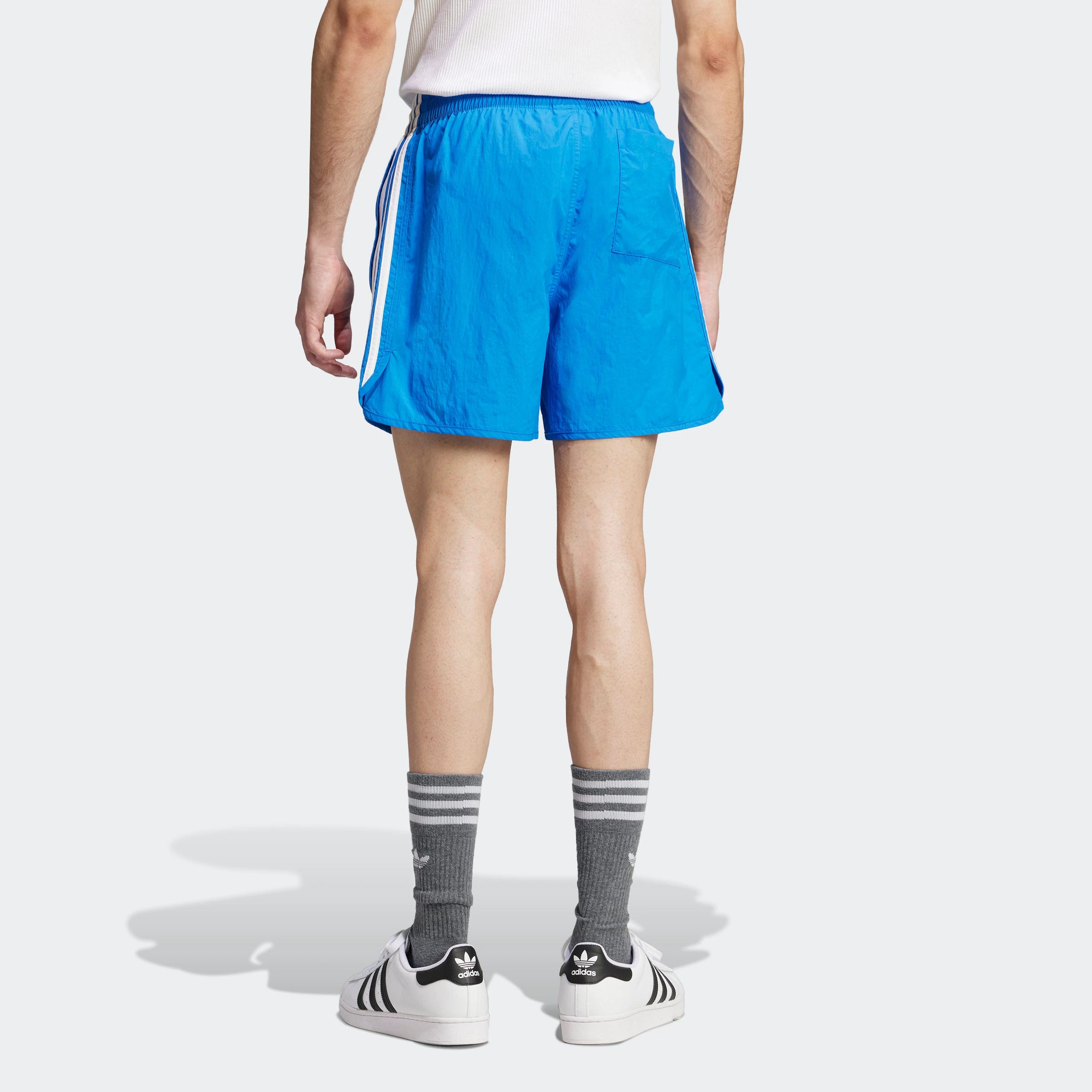 "Blaue Adidas Sprinter Shorts mit weißen seitlichen Streifen. Kurze, sportliche Hose mit elastischem Bund und kleinem Adidas Logo am Bein."