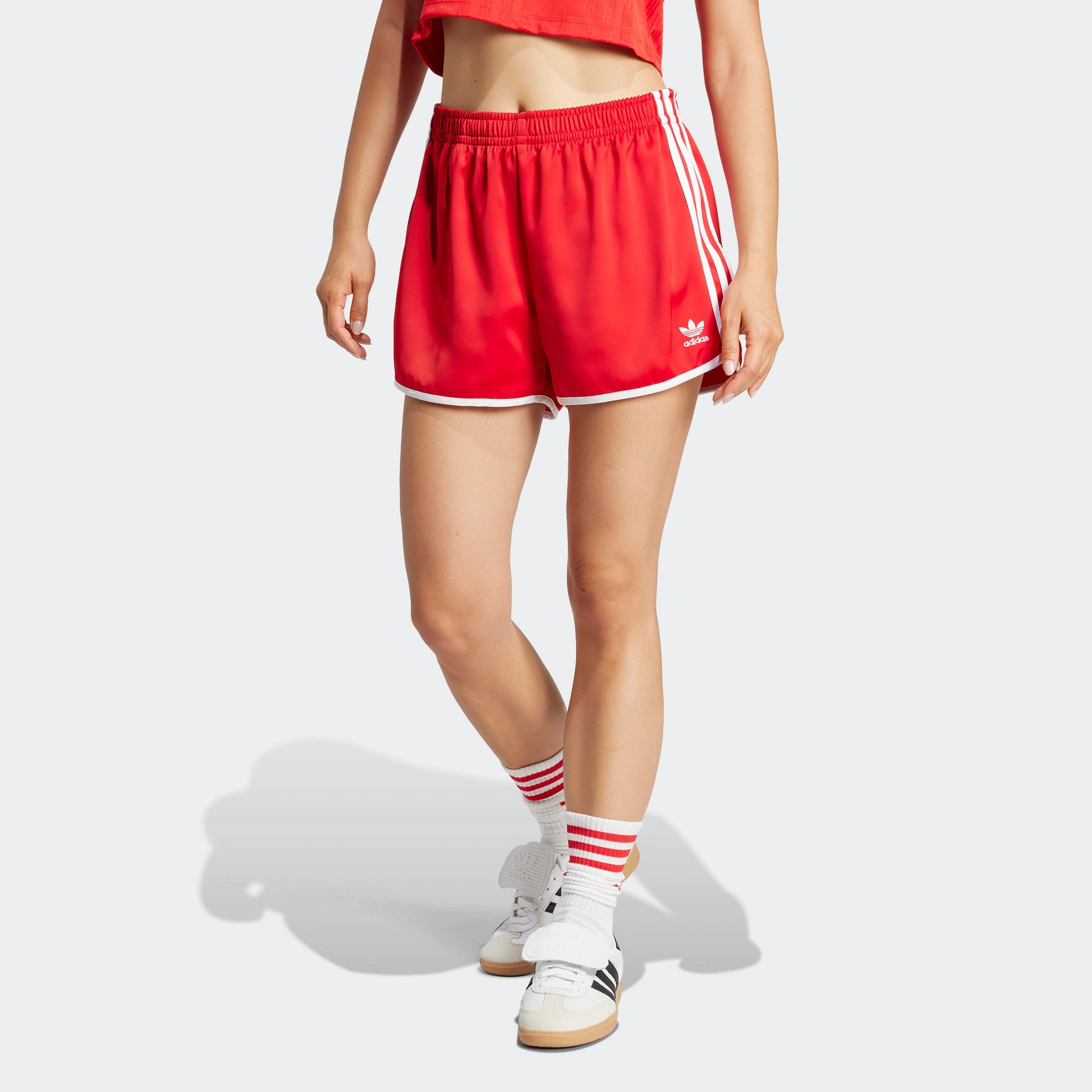 “Rote Adidas Damen Sprinter Shorts mit weißen 3 Streifen. Sportlicher Schnitt, atmungsaktives Material, elastischer Bund.“