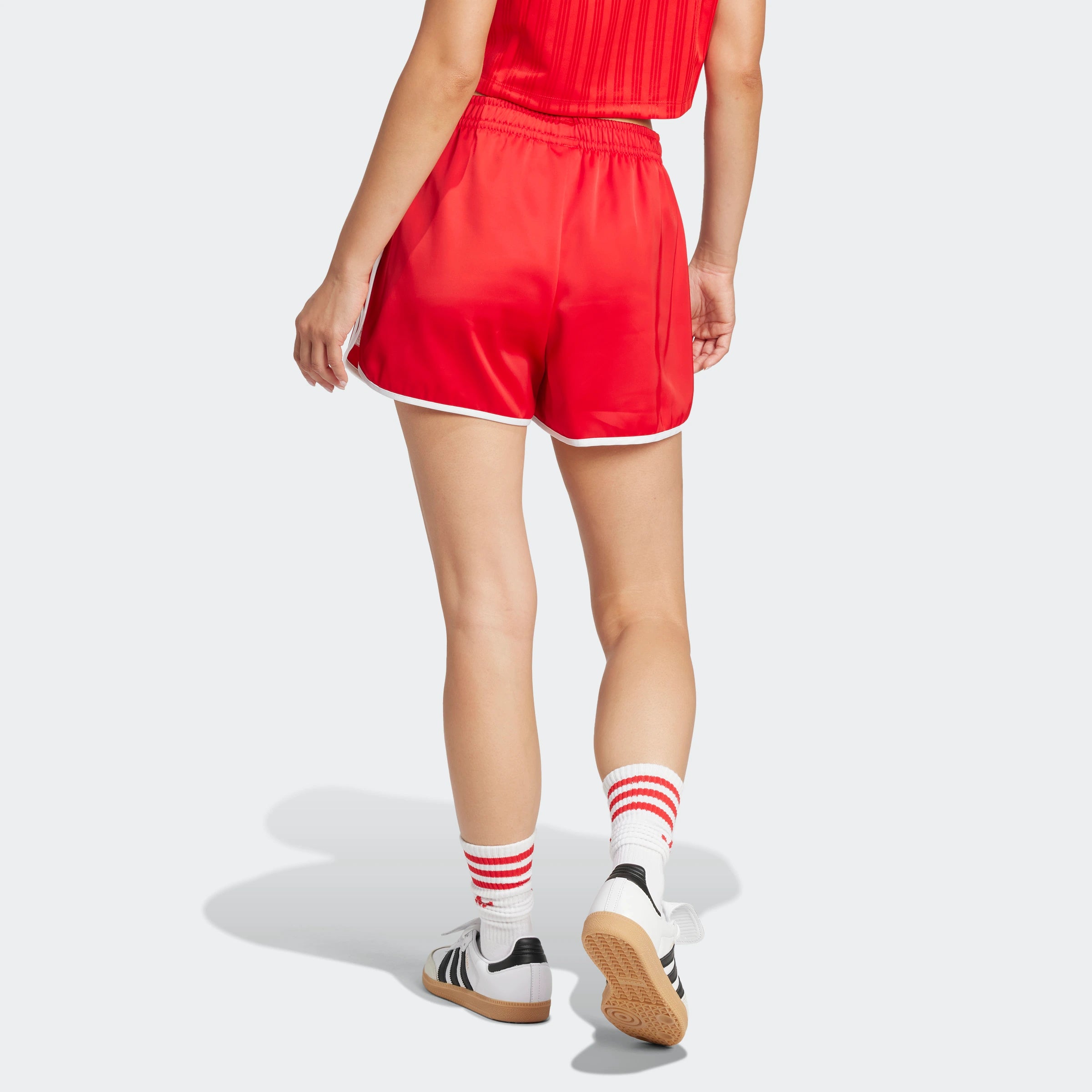 “Rote Adidas Damen Sprinter Shorts mit weißen 3 Streifen. Sportlicher Schnitt, atmungsaktives Material, elastischer Bund.“
