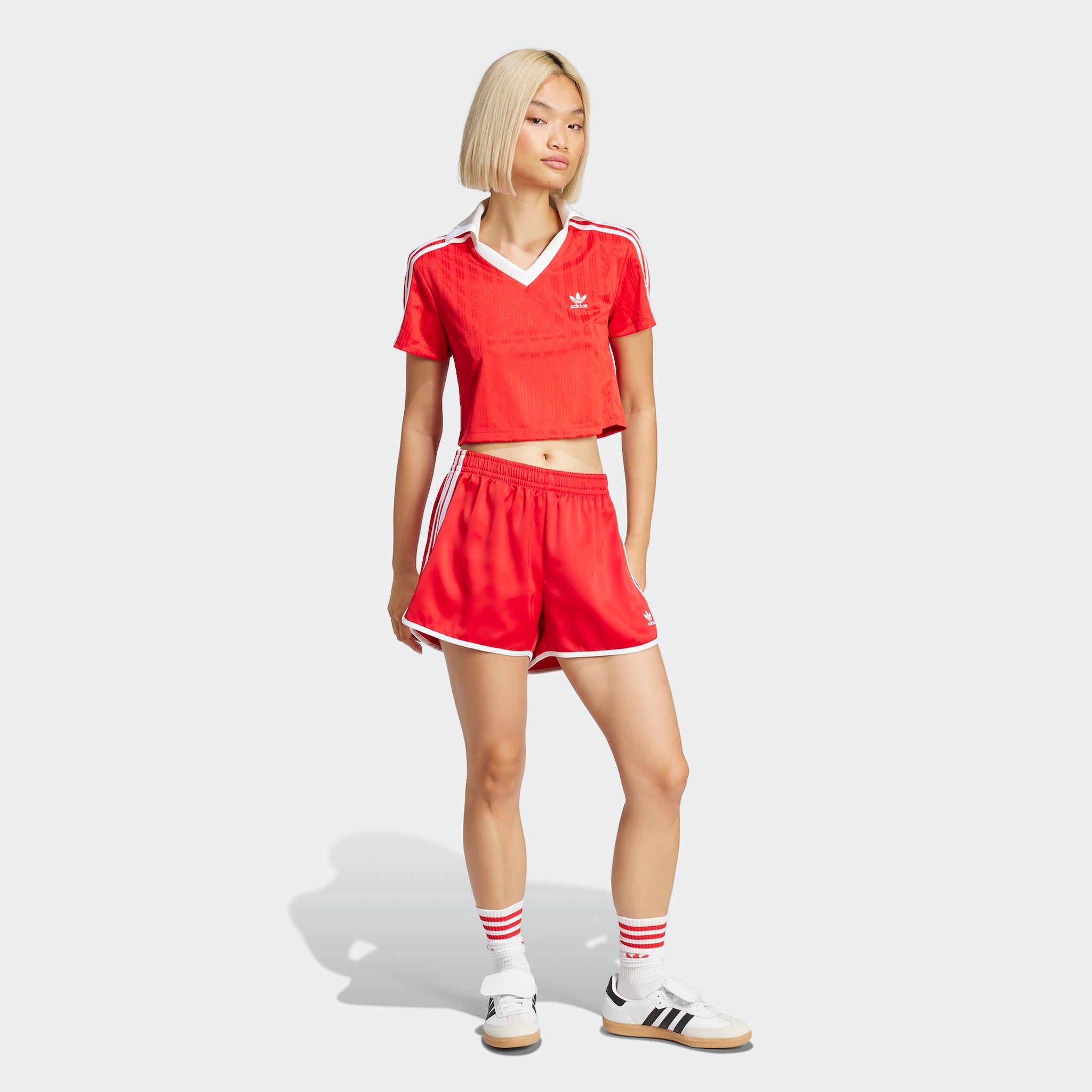 “Rote Adidas Damen Sprinter Shorts mit weißen 3 Streifen. Sportlicher Schnitt, atmungsaktives Material, elastischer Bund.“