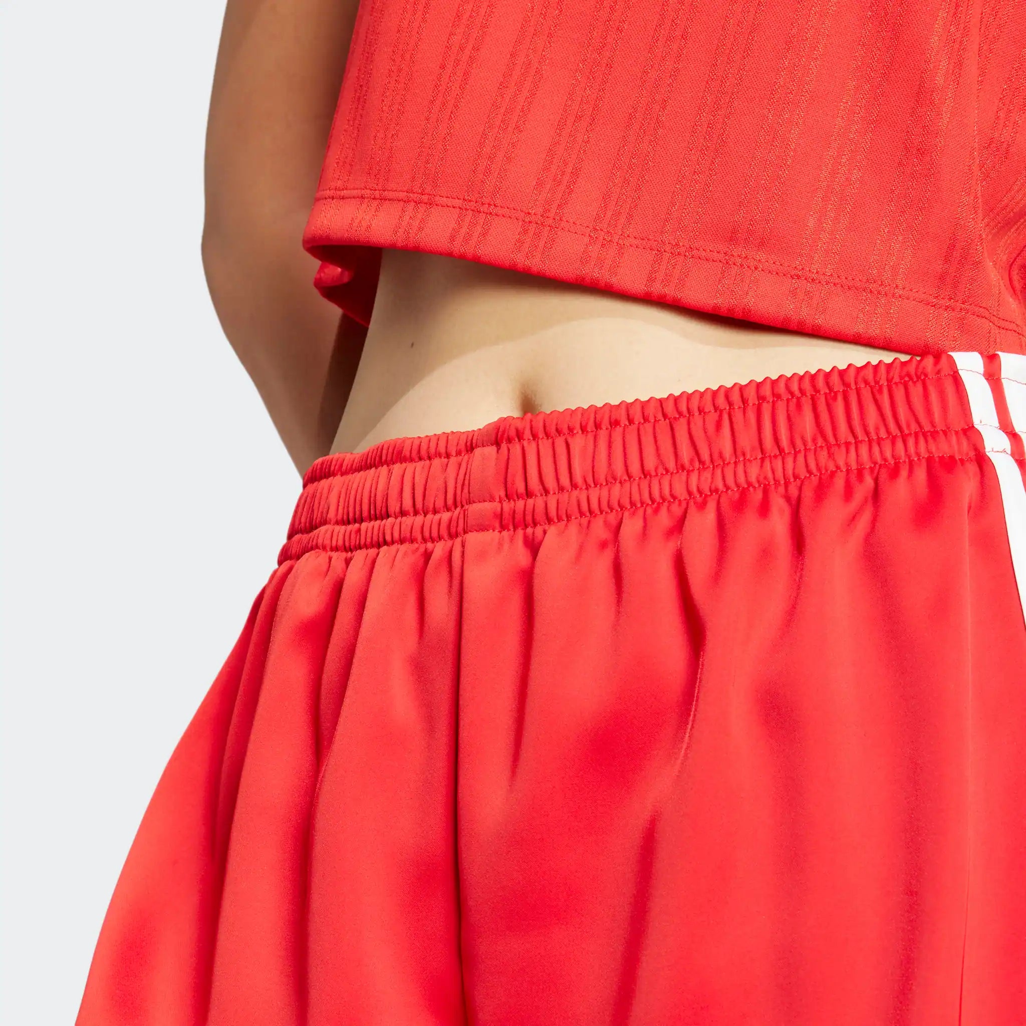 “Rote Adidas Damen Sprinter Shorts mit weißen 3 Streifen. Sportlicher Schnitt, atmungsaktives Material, elastischer Bund.“