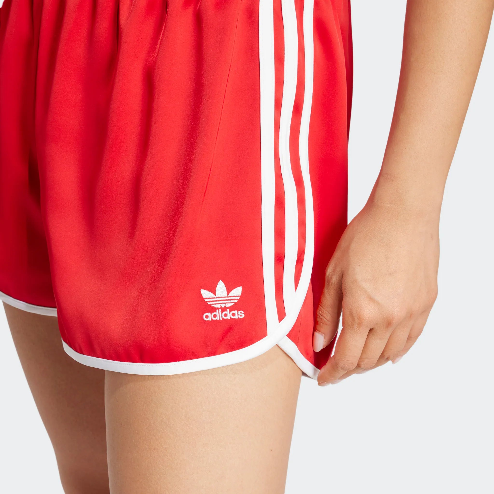 “Rote Adidas Damen Sprinter Shorts mit weißen 3 Streifen. Sportlicher Schnitt, atmungsaktives Material, elastischer Bund.“