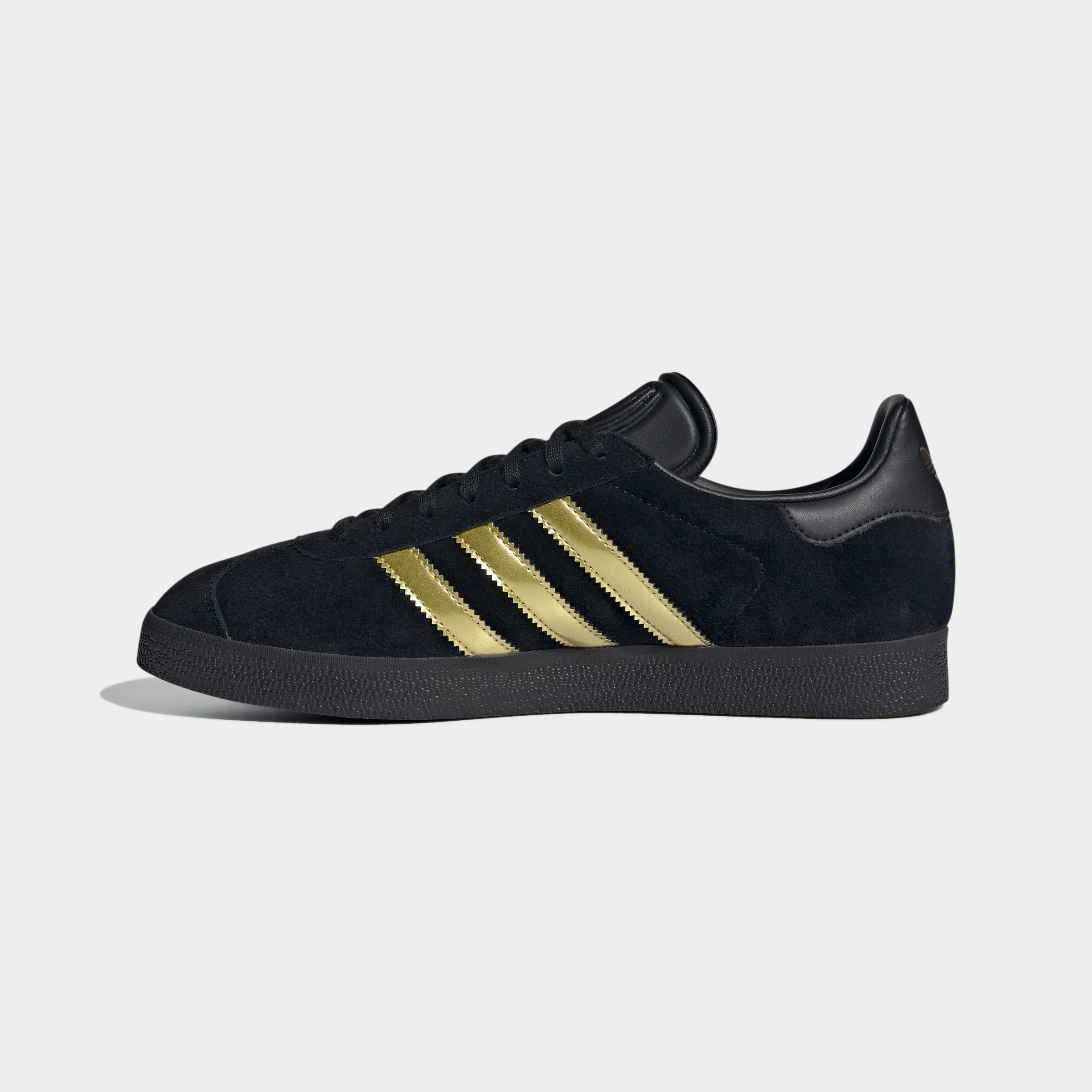 “Adidas Gazelle Retro-Sneaker in Schwarz/Gold JH5703: JB Schuhe mit „Gazelle“-Branding an der Seite und Suede Upper.“