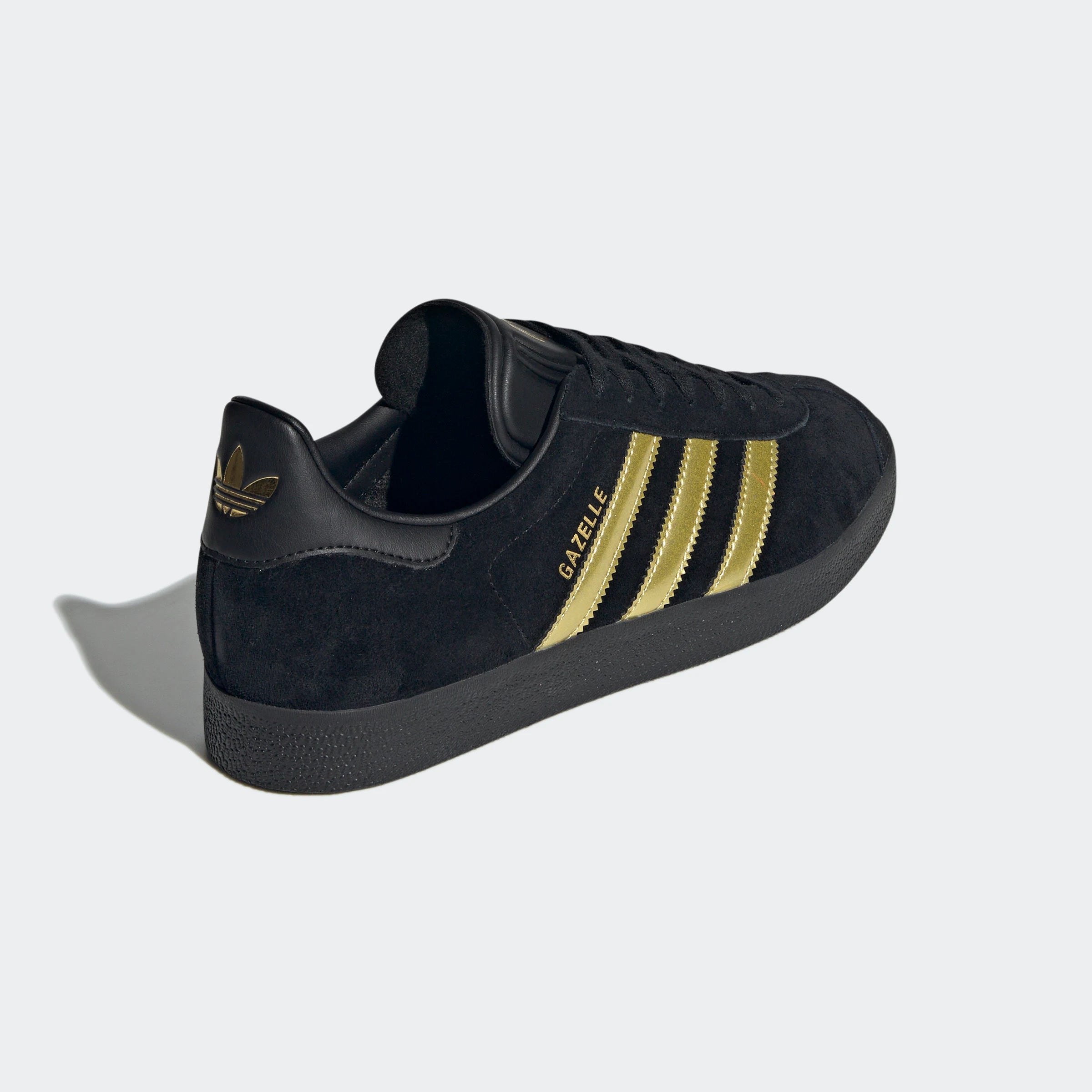 “Adidas Gazelle Retro-Sneaker in Schwarz/Gold JH5703: JB Schuhe mit „Gazelle“-Branding an der Seite und Suede Upper.“