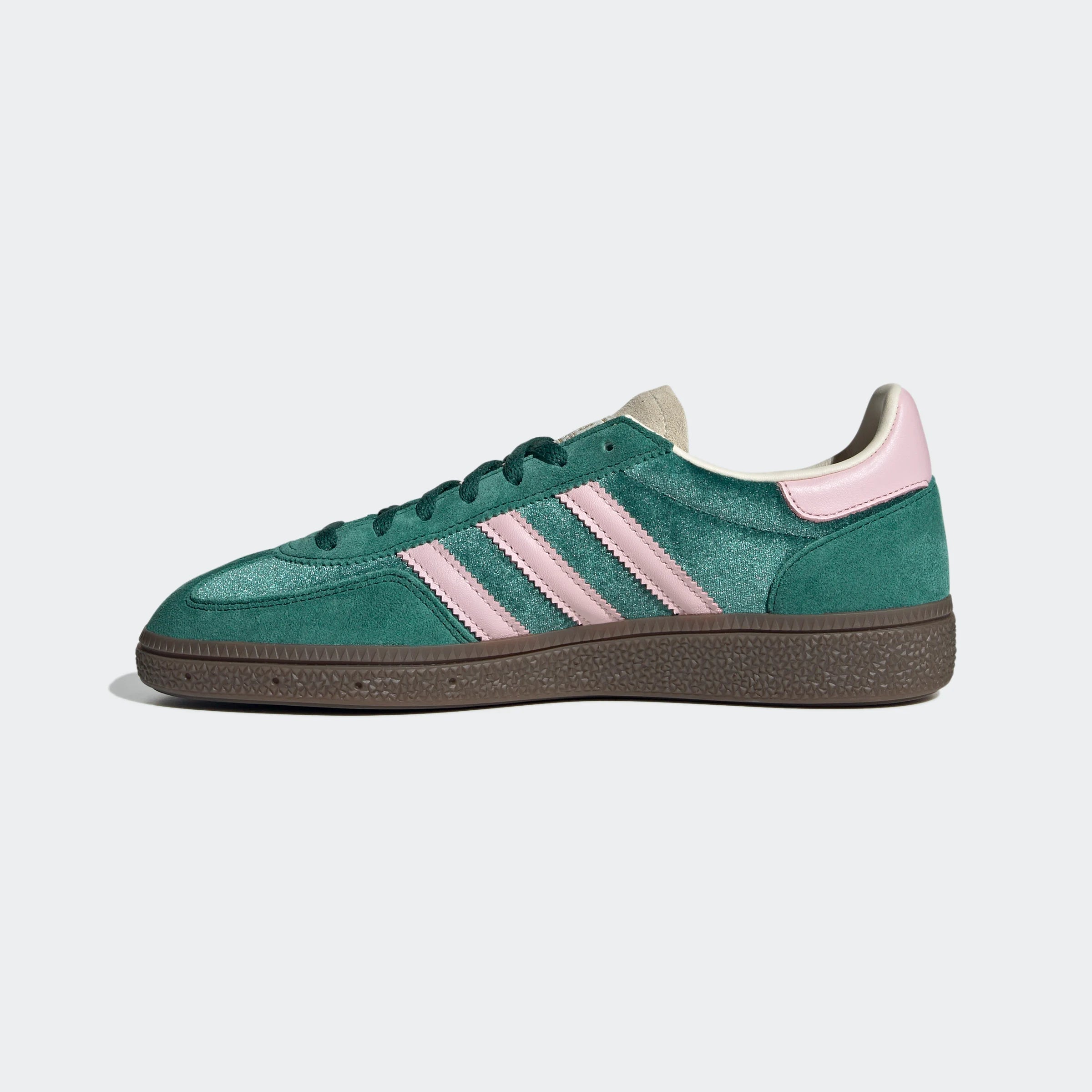 “Ein grüner Adidas-Sneaker, JI2648, mit rosa Streifen und dunkler Sohle. Der Schuh hat ein „Spezial“-Branding an der Seite.“