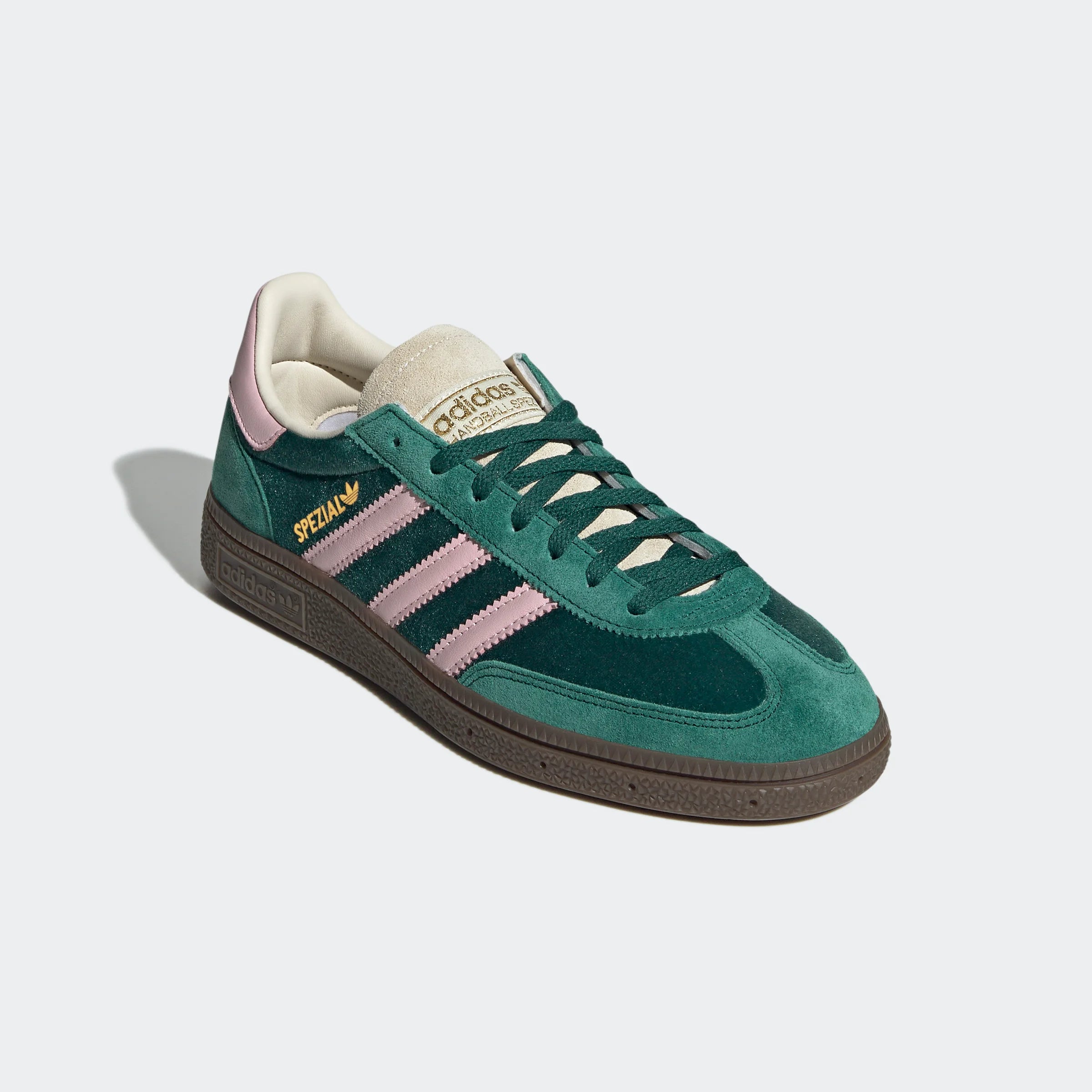 “Ein grüner Adidas-Sneaker, JI2648, mit rosa Streifen und dunkler Sohle. Der Schuh hat ein „Spezial“-Branding an der Seite.“