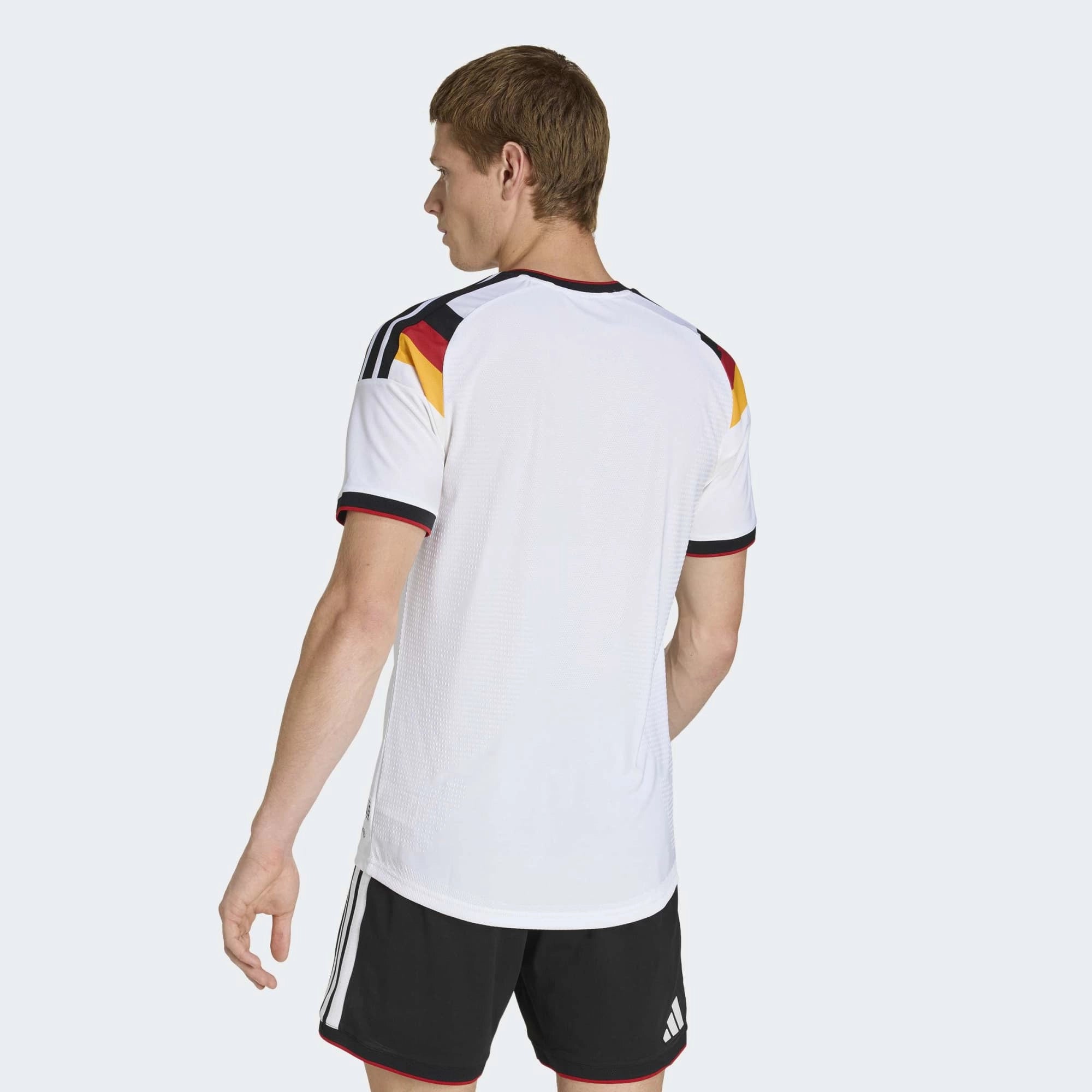“Weißes Adidas Originals DFB Germany Authentic Home Trikots mit DFB-Wappen und Adidas Trefoil-Logo bei Stickabush Berlin.“