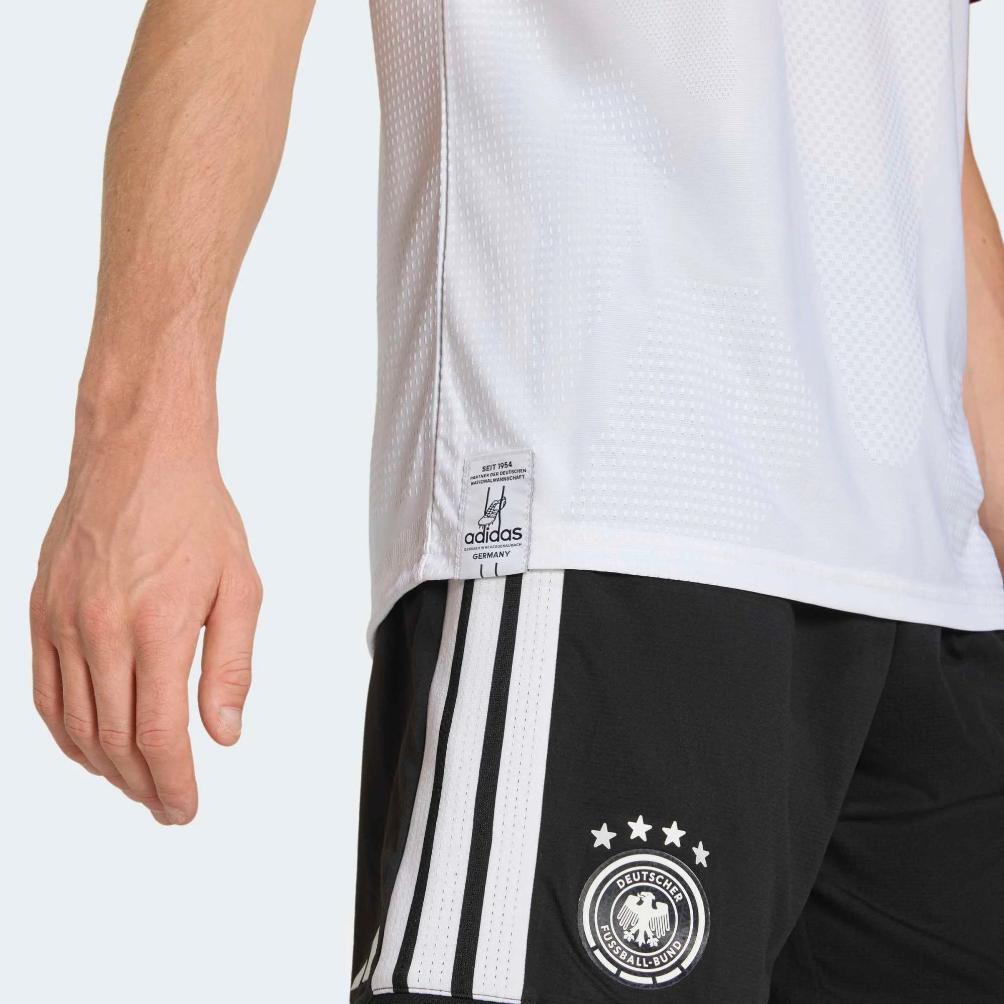 “Weißes Adidas Originals DFB Germany Authentic Home Trikots mit DFB-Wappen und Adidas Trefoil-Logo bei Stickabush Berlin.“