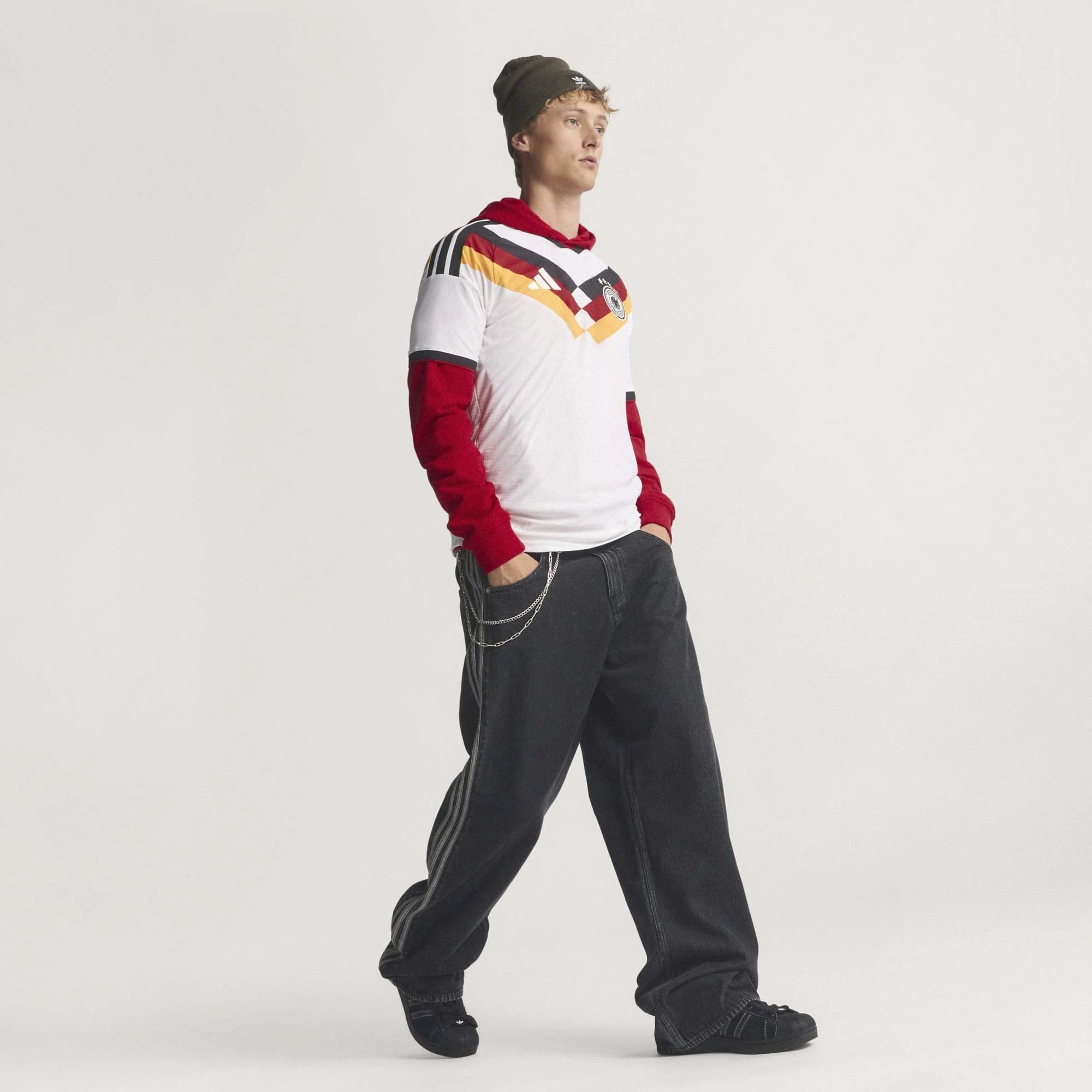 “Weißes Adidas Originals DFB Germany Authentic Home Trikots mit DFB-Wappen und Adidas Trefoil-Logo bei Stickabush Berlin.“