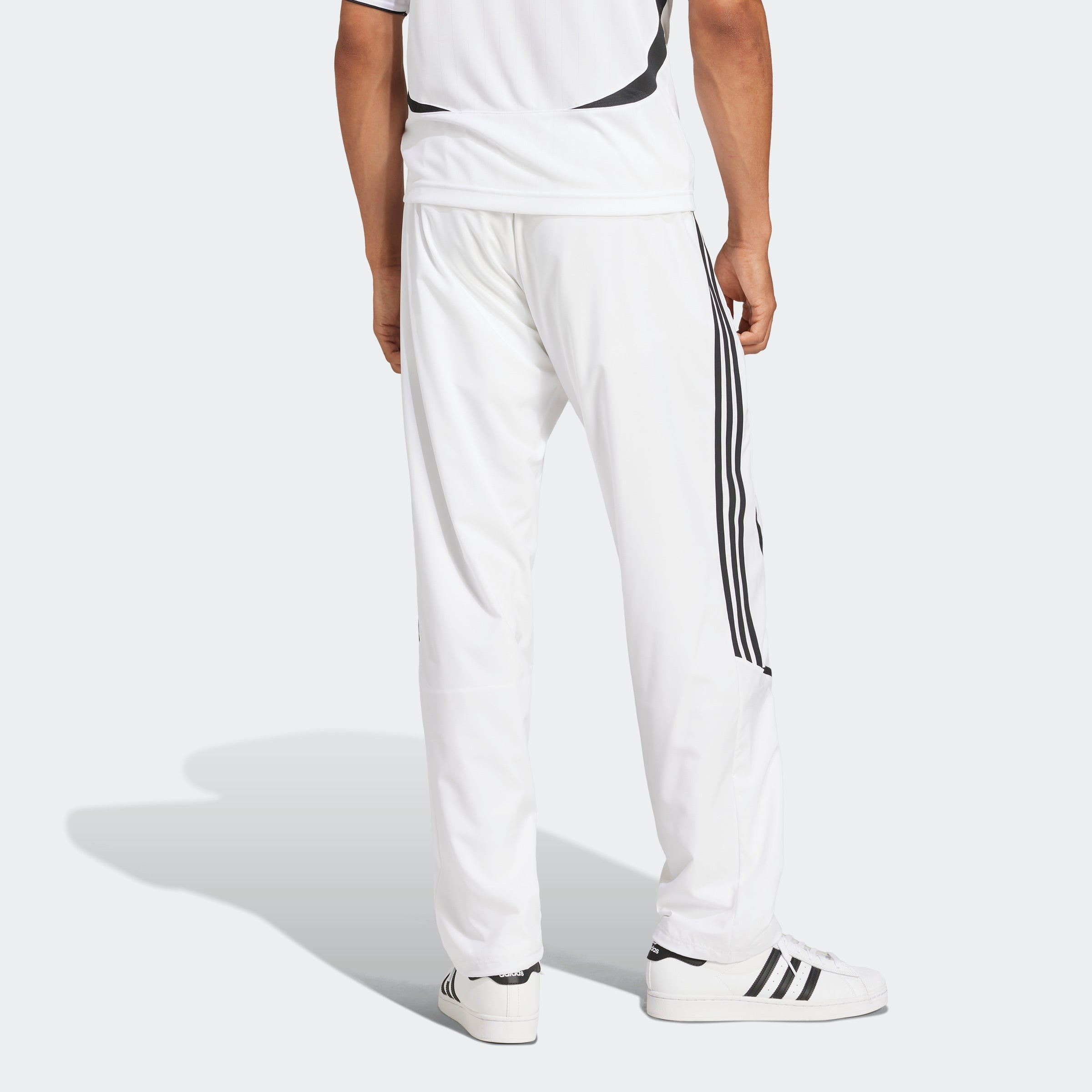 "adidas Originals Teamgeist Track Pants Herren in Weiß Schwarz, Retro-Fußball-Style, weiter Schnitt bei Stickabush.“