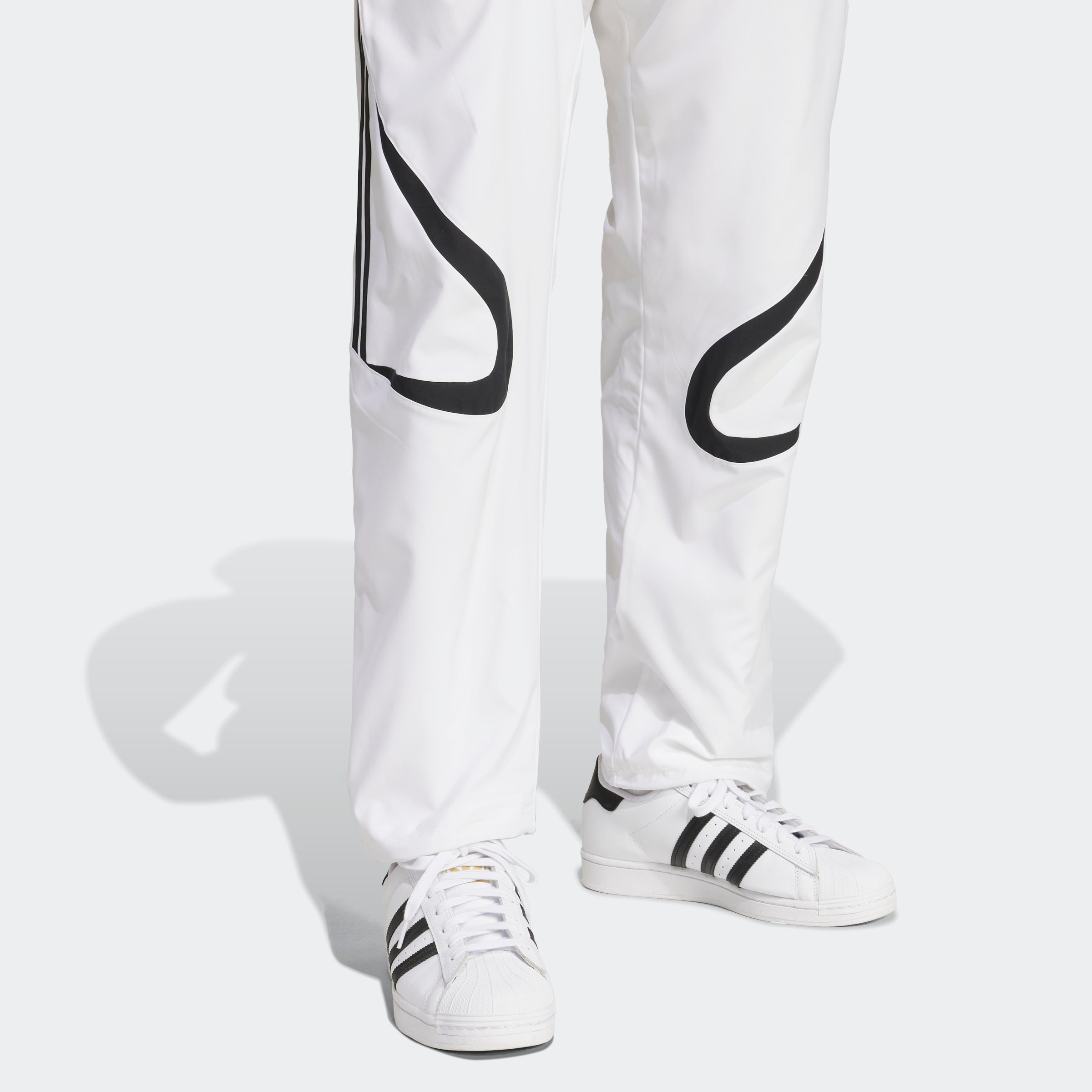 "adidas Originals Teamgeist Track Pants Herren in Weiß Schwarz, Retro-Fußball-Style, weiter Schnitt bei Stickabush.“