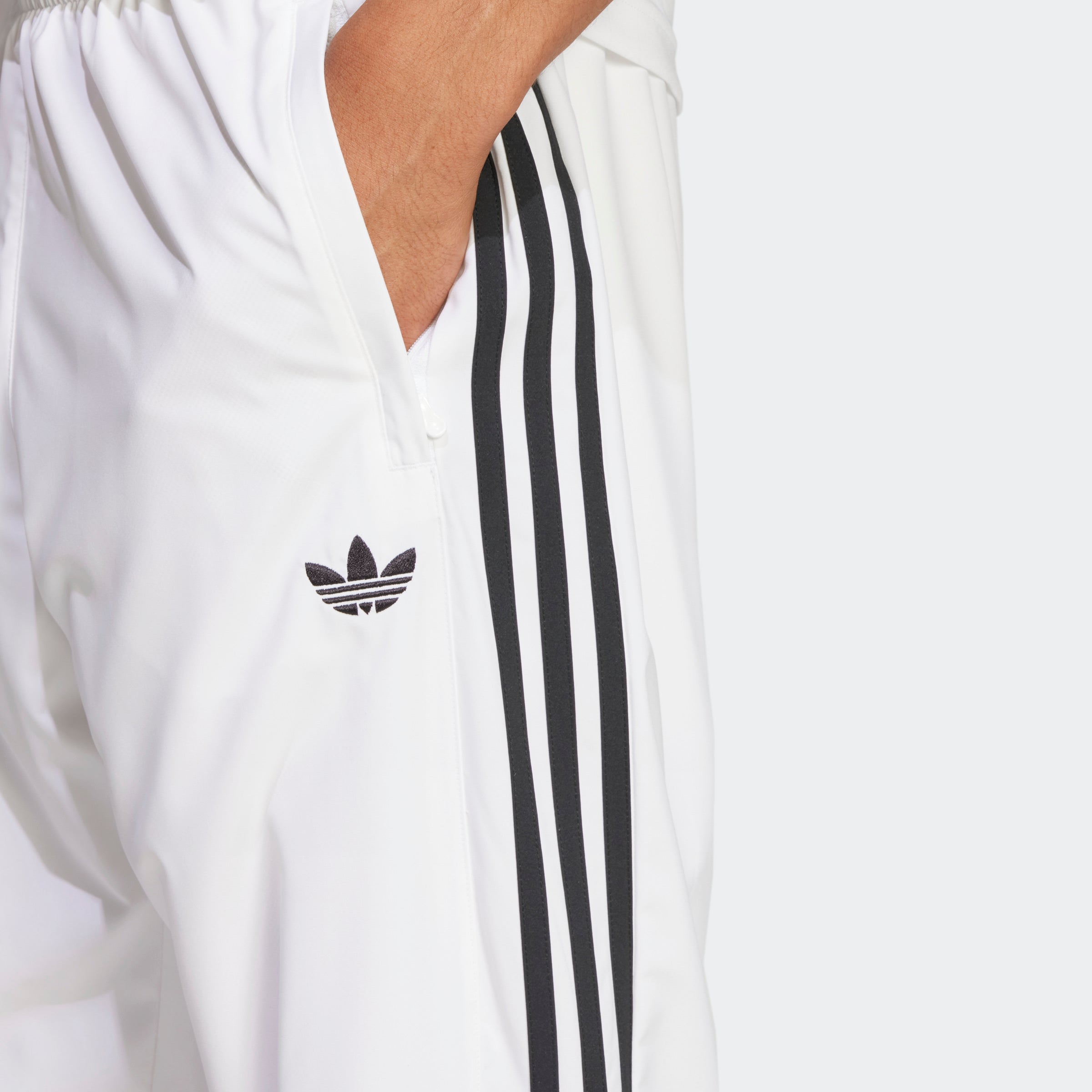 "adidas Originals Teamgeist Track Pants Herren in Weiß Schwarz, Retro-Fußball-Style, weiter Schnitt bei Stickabush.“