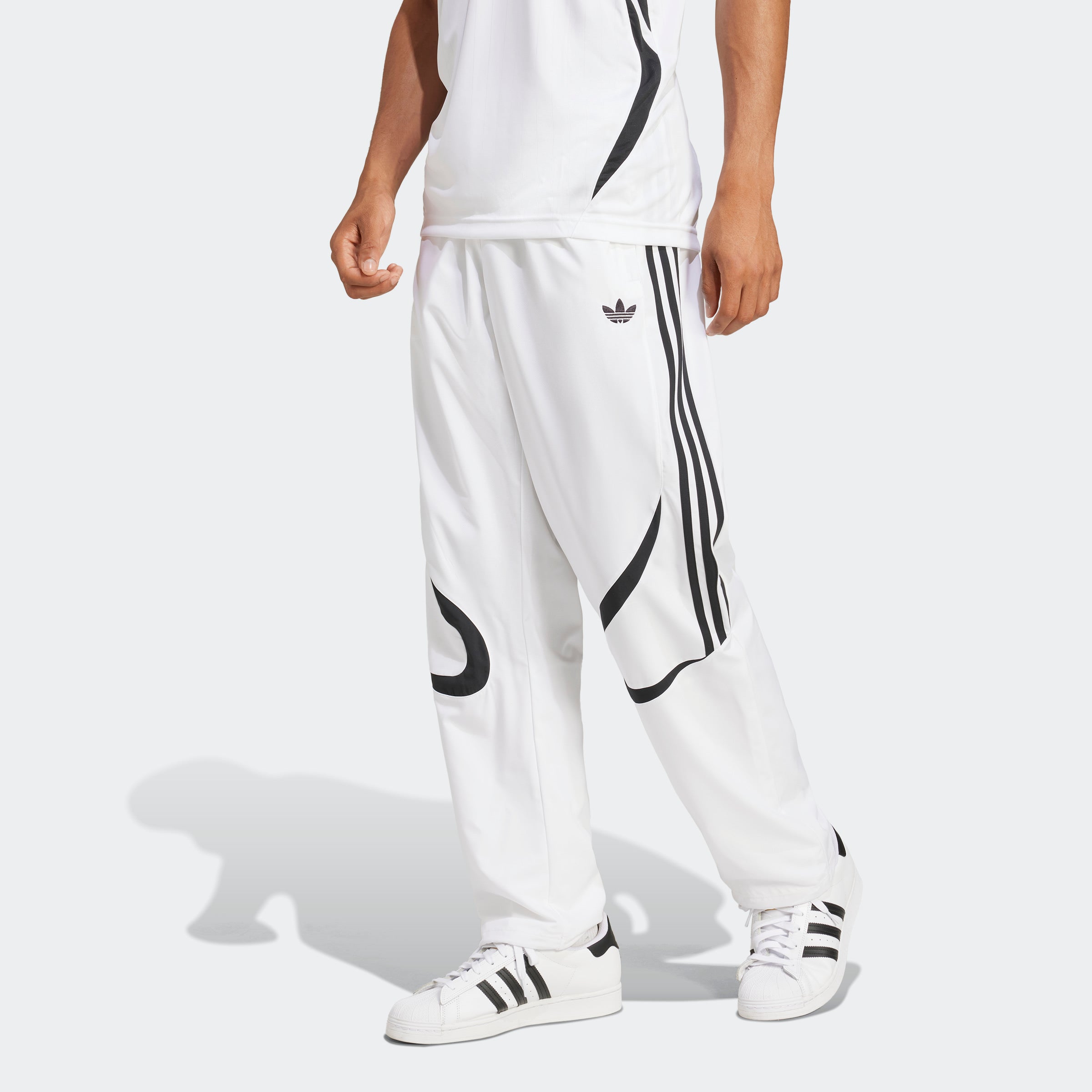 "adidas Originals Teamgeist Track Pants Herren in Weiß Schwarz, Retro-Fußball-Style, weiter Schnitt bei Stickabush.“