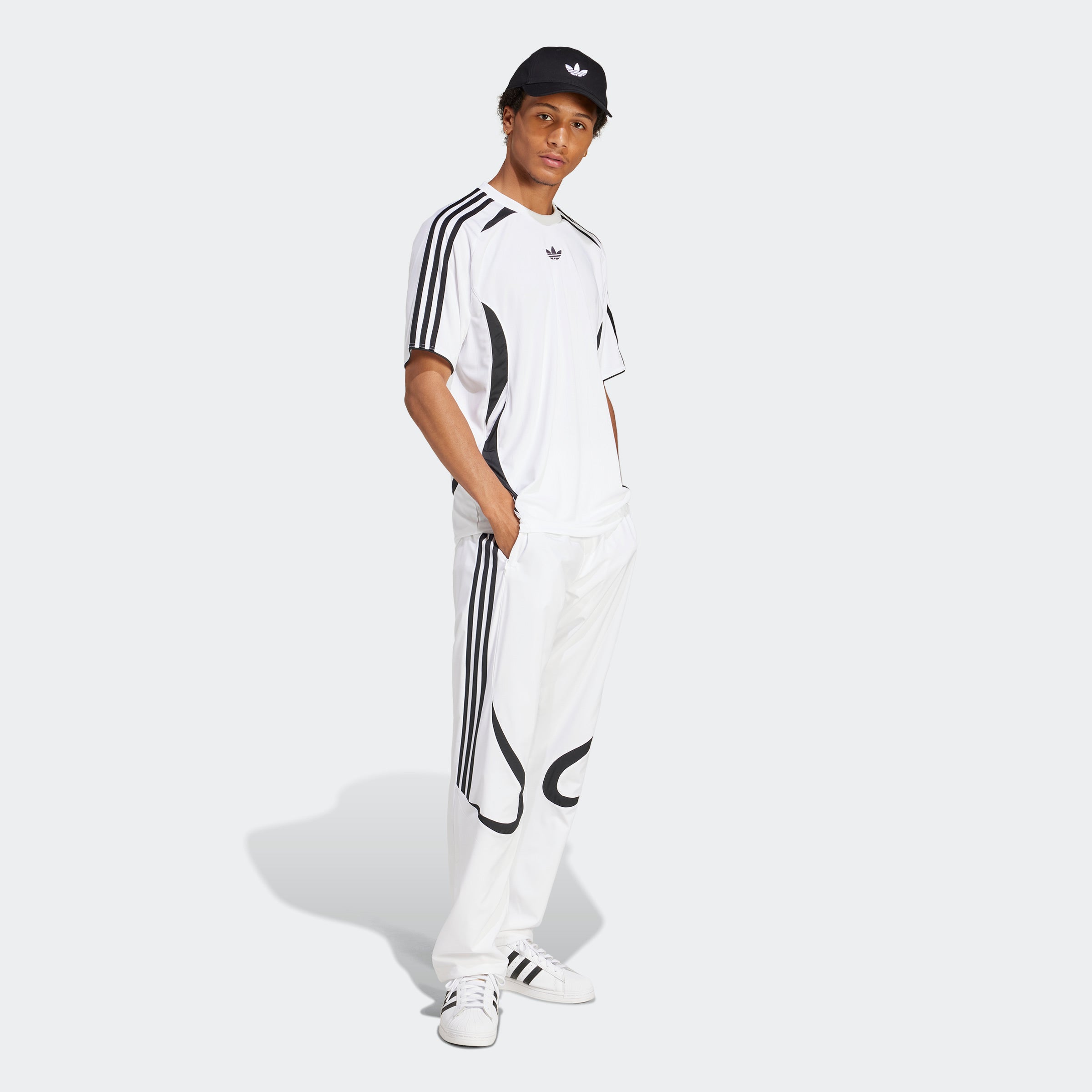 "adidas Originals Teamgeist Track Pants Herren in Weiß Schwarz, Retro-Fußball-Style, weiter Schnitt bei Stickabush.“
