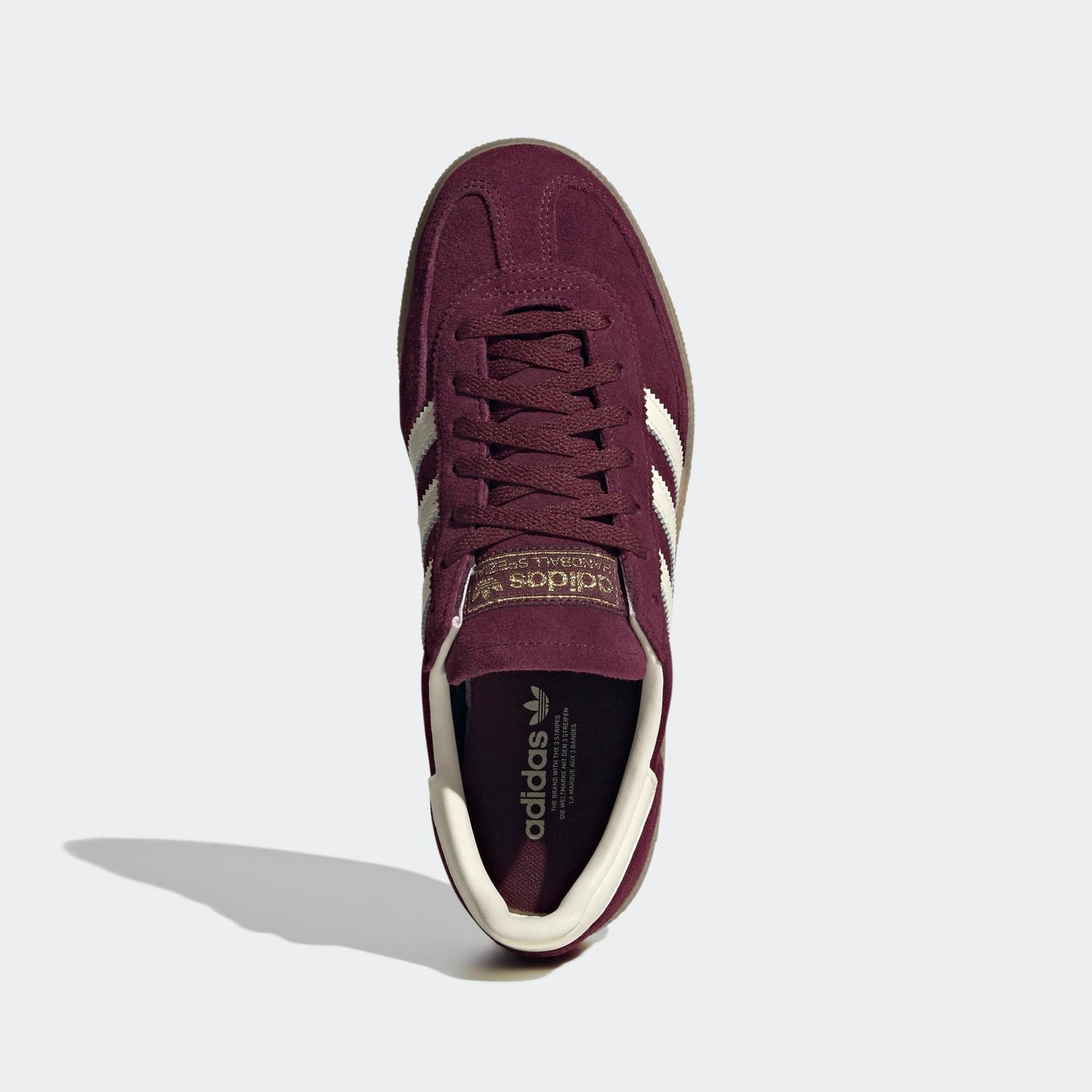 Adidas Handball Spezial Damen Sneaker in Maroon (Weinrot) mit Wildleder-Obermaterial, weißen 3-Streifen und klassischer Gummisohle.
