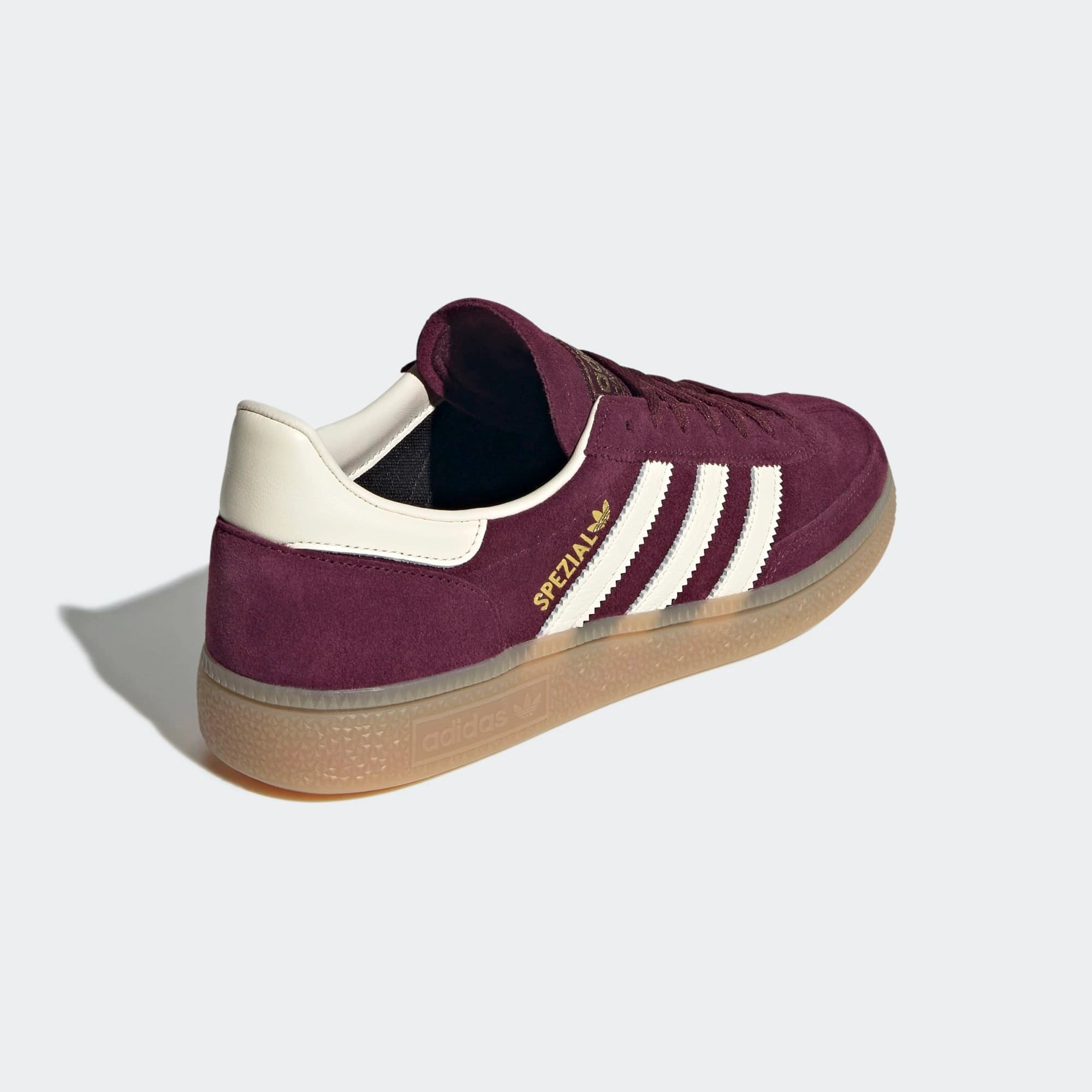 Adidas Handball Spezial Damen Sneaker in Maroon (Weinrot) mit Wildleder-Obermaterial, weißen 3-Streifen und klassischer Gummisohle.