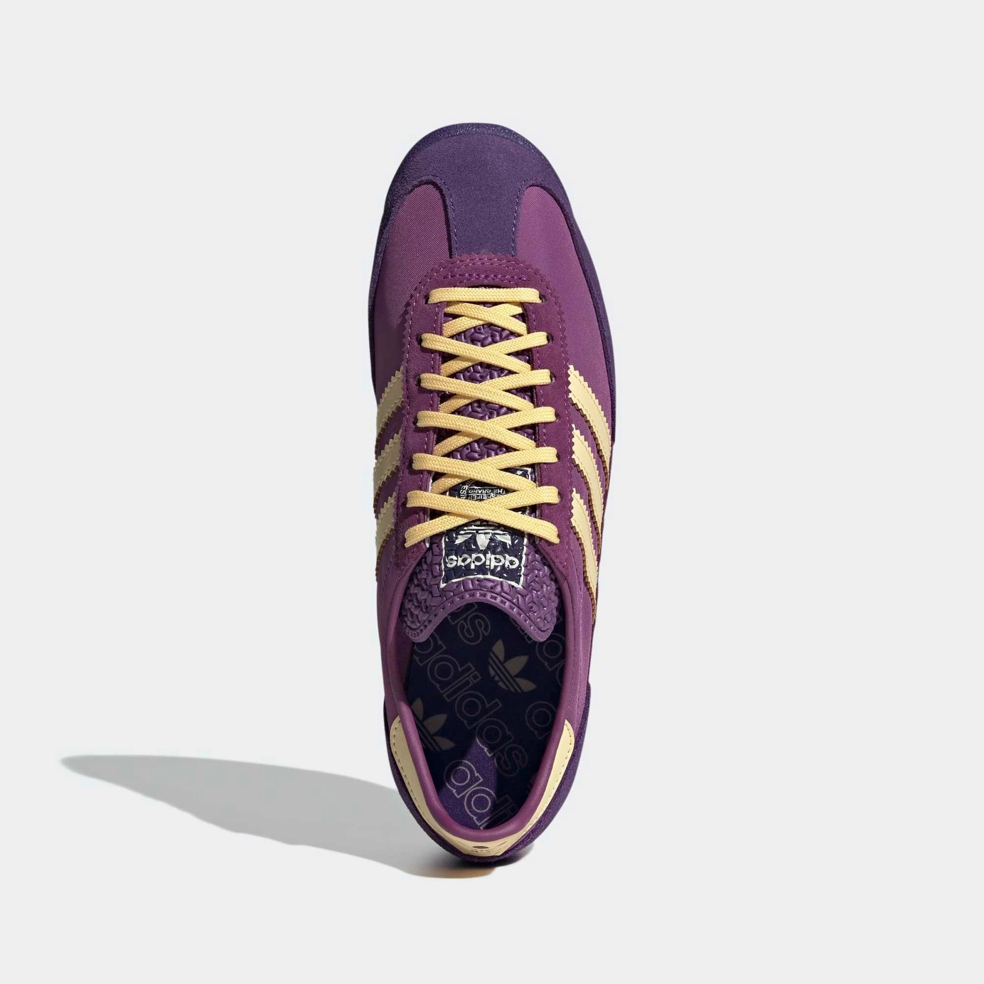 Adidas SL 72 OG Sneaker in Mauve. Gefertigt aus Nylon und Wildleder, mit orangefarbenen 3-Streifen und schwarzer Gummisohle.
