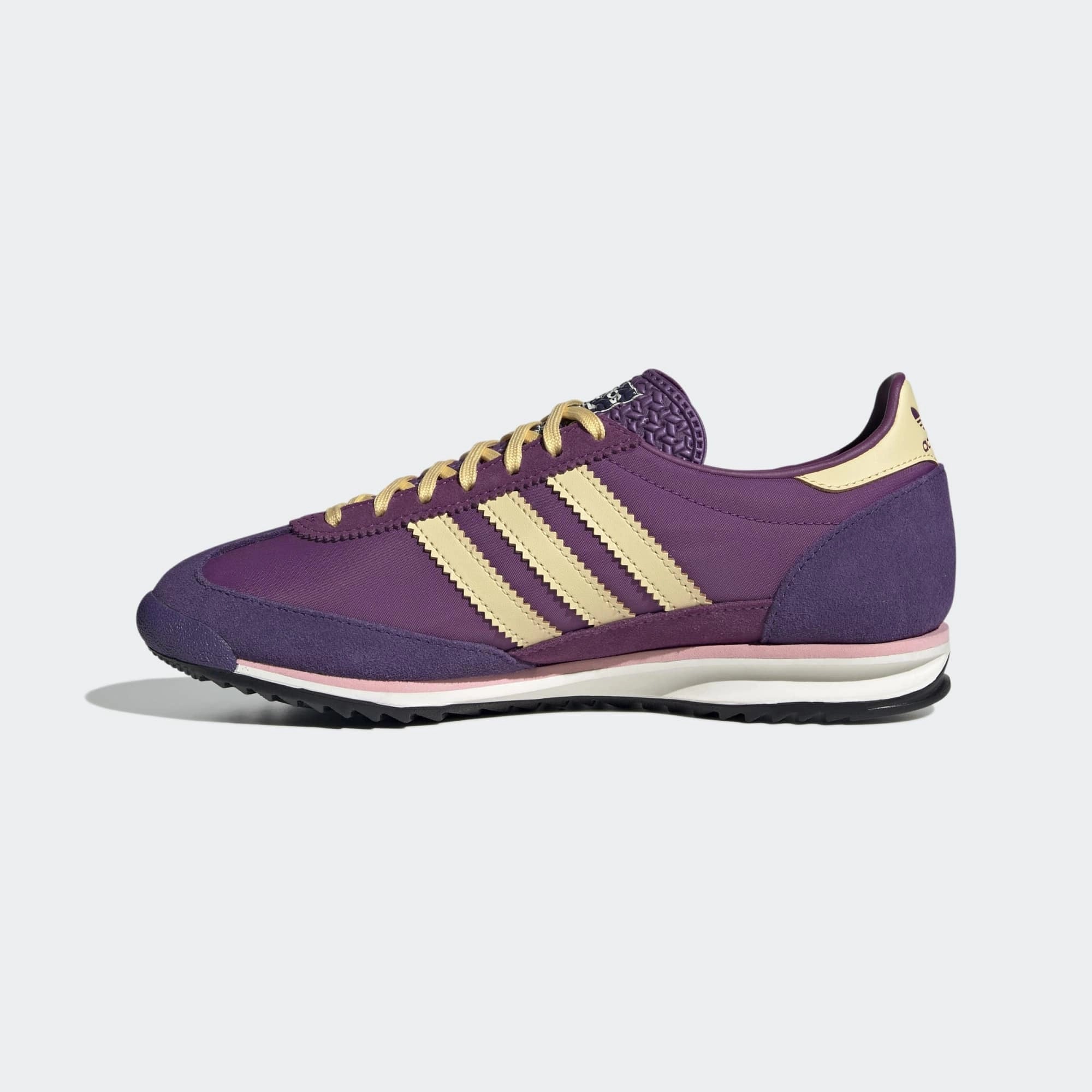 Adidas SL 72 OG Sneaker in Mauve. Gefertigt aus Nylon und Wildleder, mit orangefarbenen 3-Streifen und schwarzer Gummisohle.