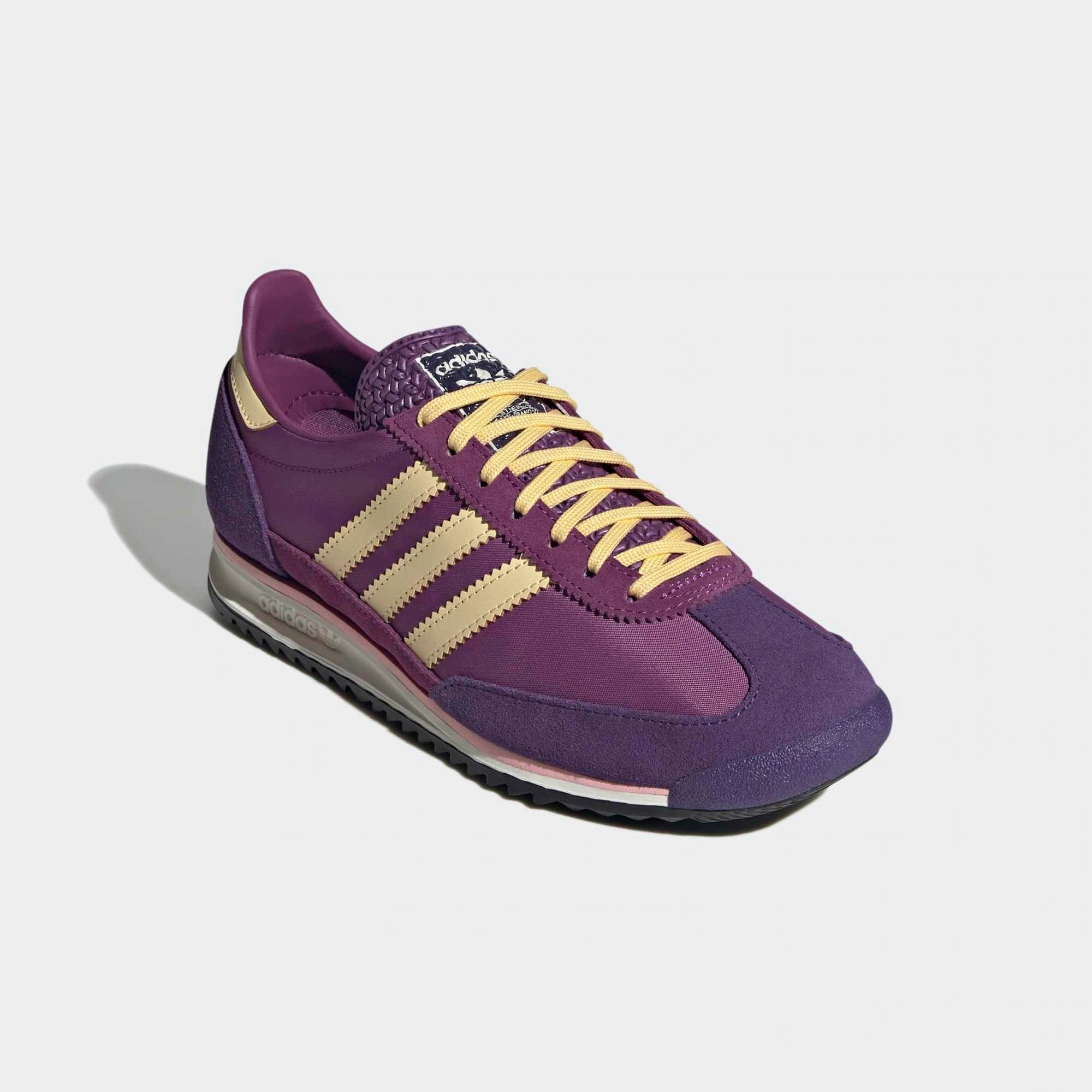 Adidas SL 72 OG Sneaker in Mauve. Gefertigt aus Nylon und Wildleder, mit orangefarbenen 3-Streifen und schwarzer Gummisohle.
