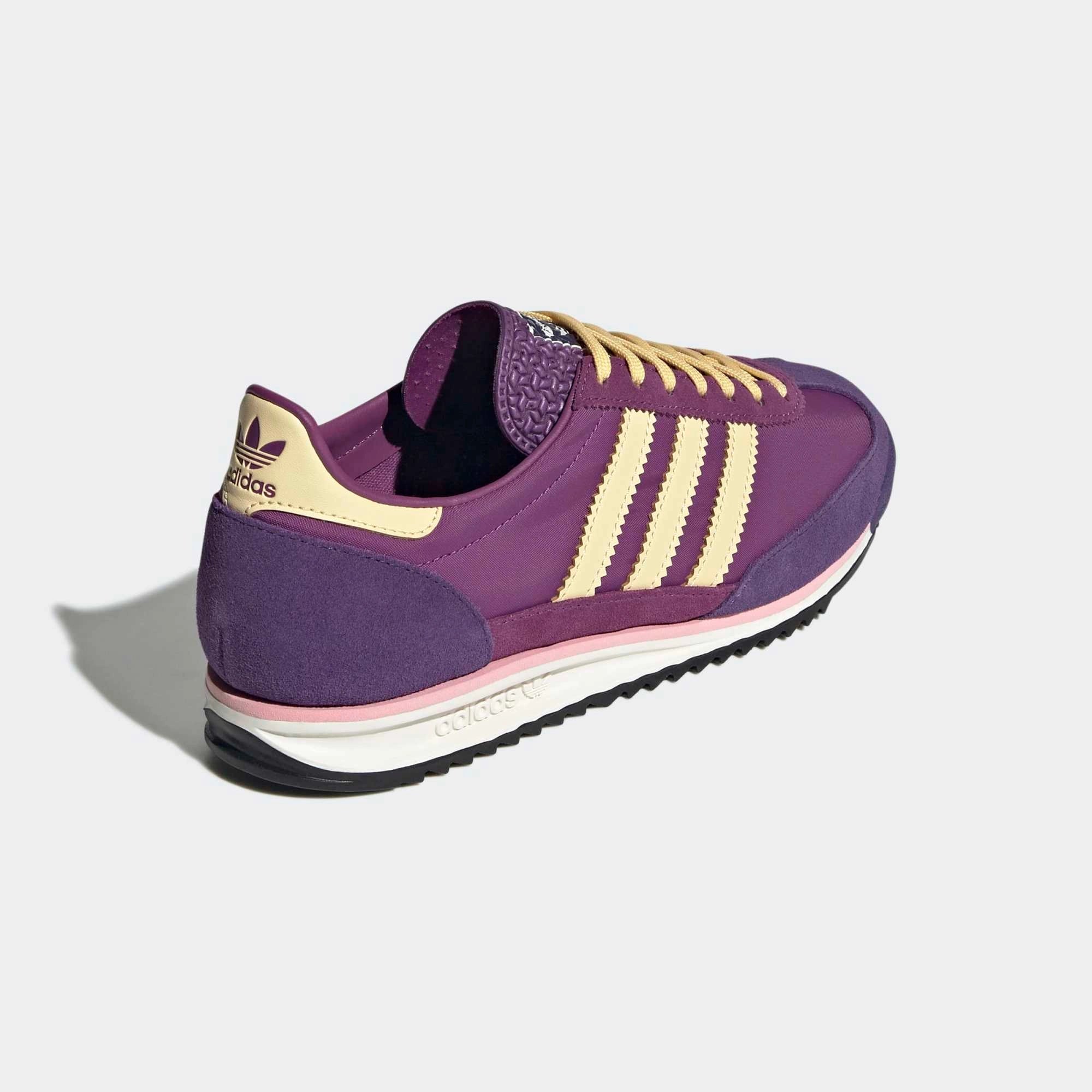 Adidas SL 72 OG Sneaker in Mauve. Gefertigt aus Nylon und Wildleder, mit orangefarbenen 3-Streifen und schwarzer Gummisohle.