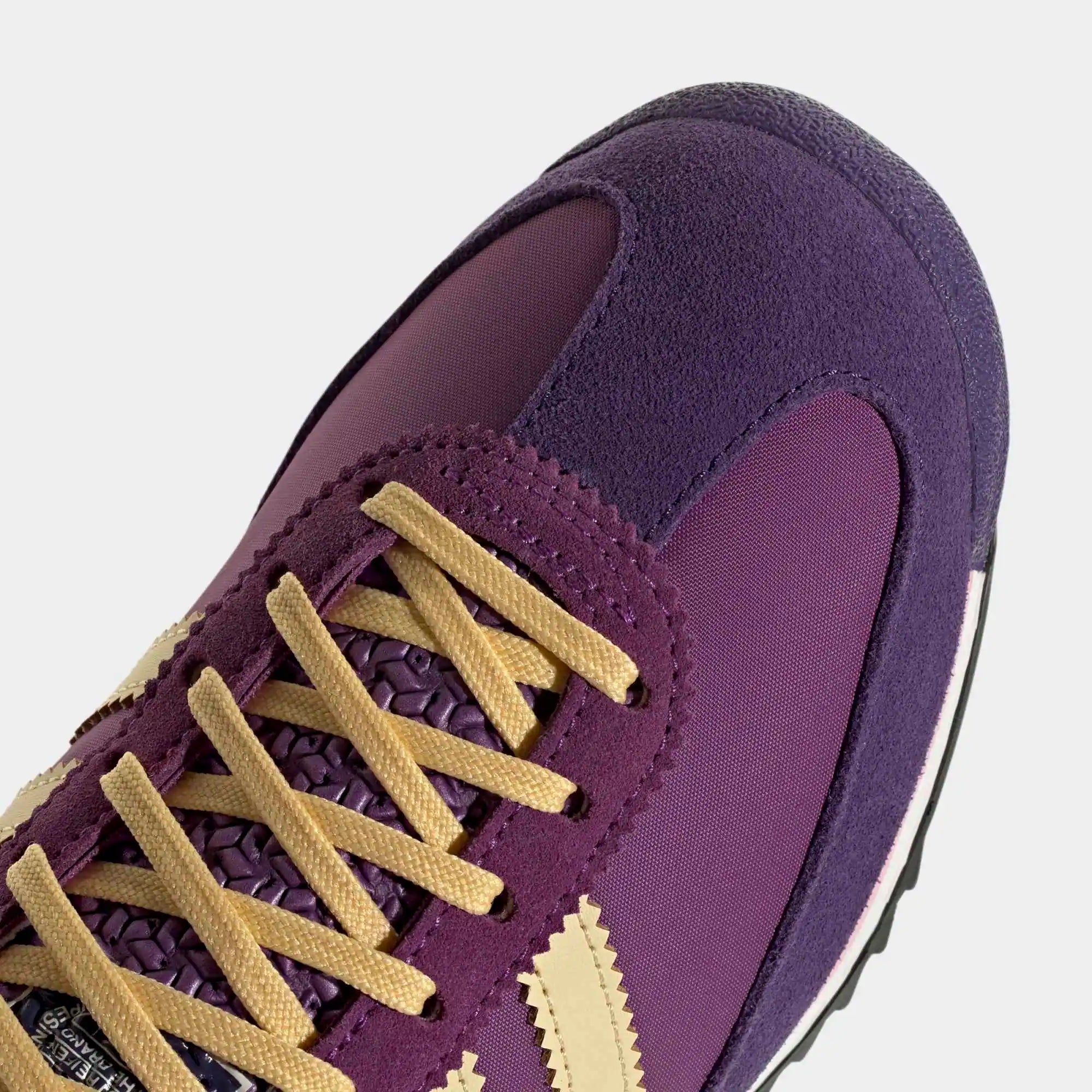 Adidas SL 72 OG Sneaker in Mauve. Gefertigt aus Nylon und Wildleder, mit orangefarbenen 3-Streifen und schwarzer Gummisohle.